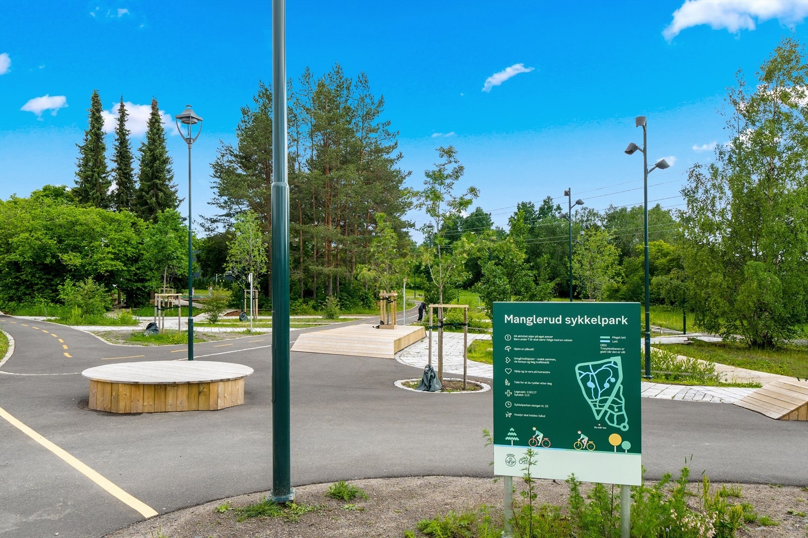 Manglerud sykkelpark rett ved inneholder sykkeløvingsbaner med ulik vanskelighetsgrad. Her er benker og grøntarealer slik at man også kan møtes og være sammen uten å sykle. Galleribilde