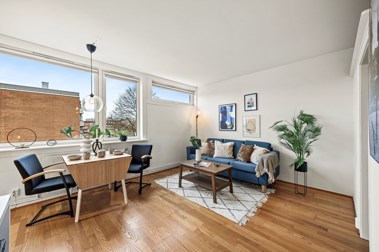 Den innbydende stuen har en god utforming som gjør det enkelt å innrede etter ønske og behov. Galleribilde