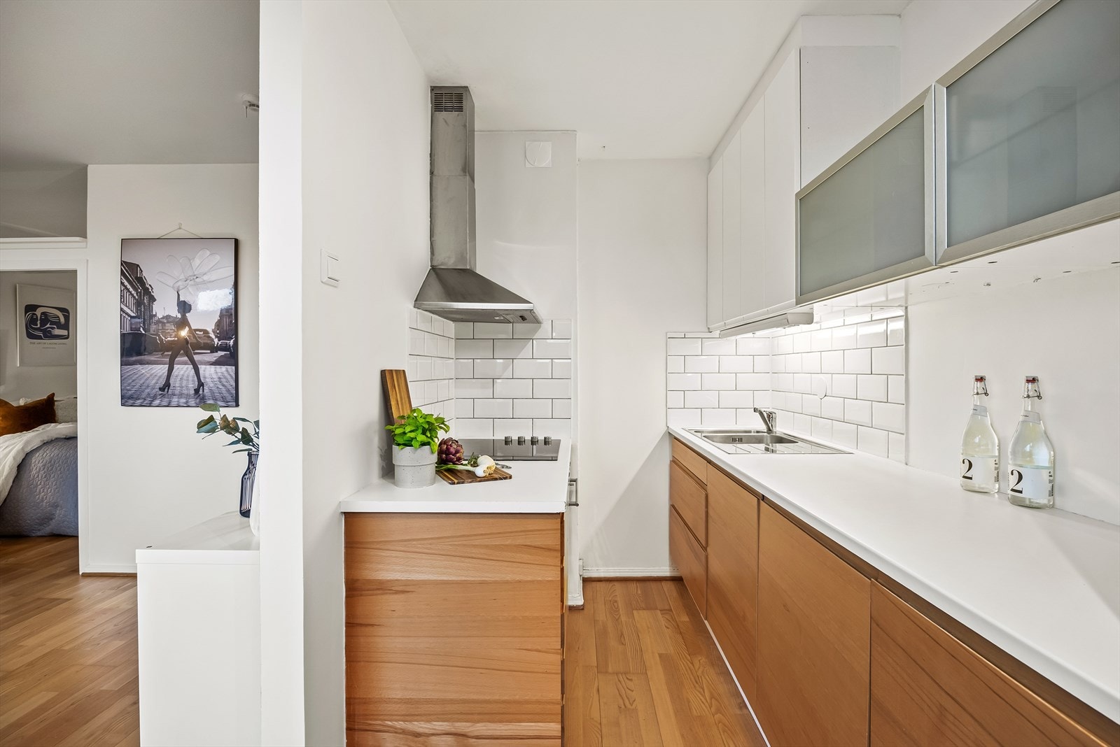 Integrerte hvitevarer som stekeovn, platetopp og oppvaskmaskin (2022) medfølger salget. Frittstående kjøl-/fryseskap kan medfølge etter avtale. Galleribilde