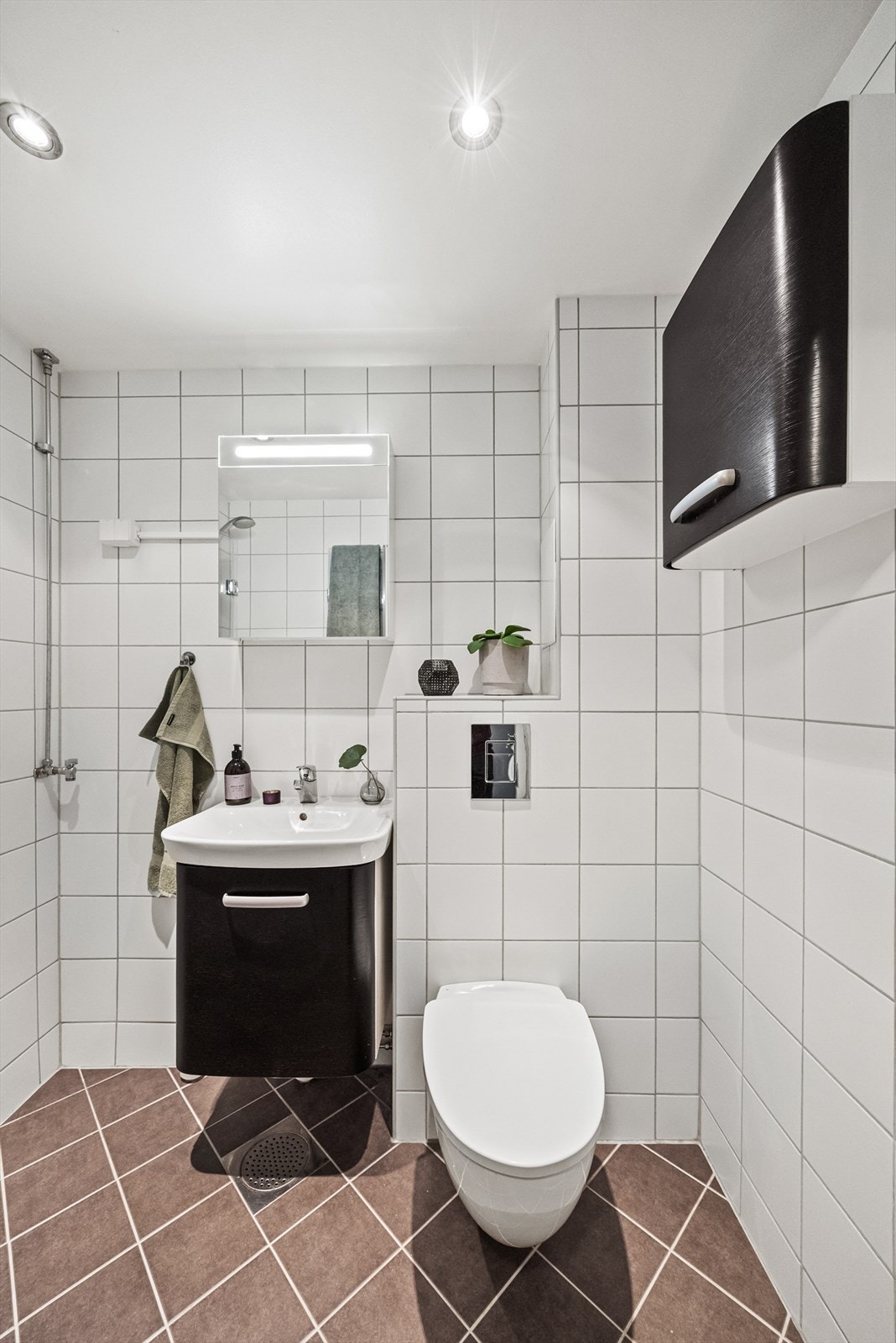 Flislagt baderom med downlights i tak og varmekabler i gulv (ny termostat i 2025). Galleribilde