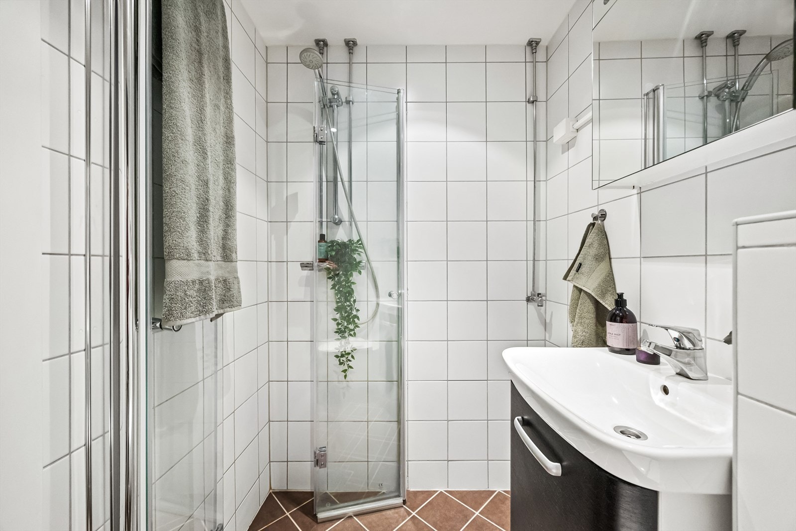 Justerbare dusjdører er satt inn for å utnytte plassen maksimalt. Galleribilde