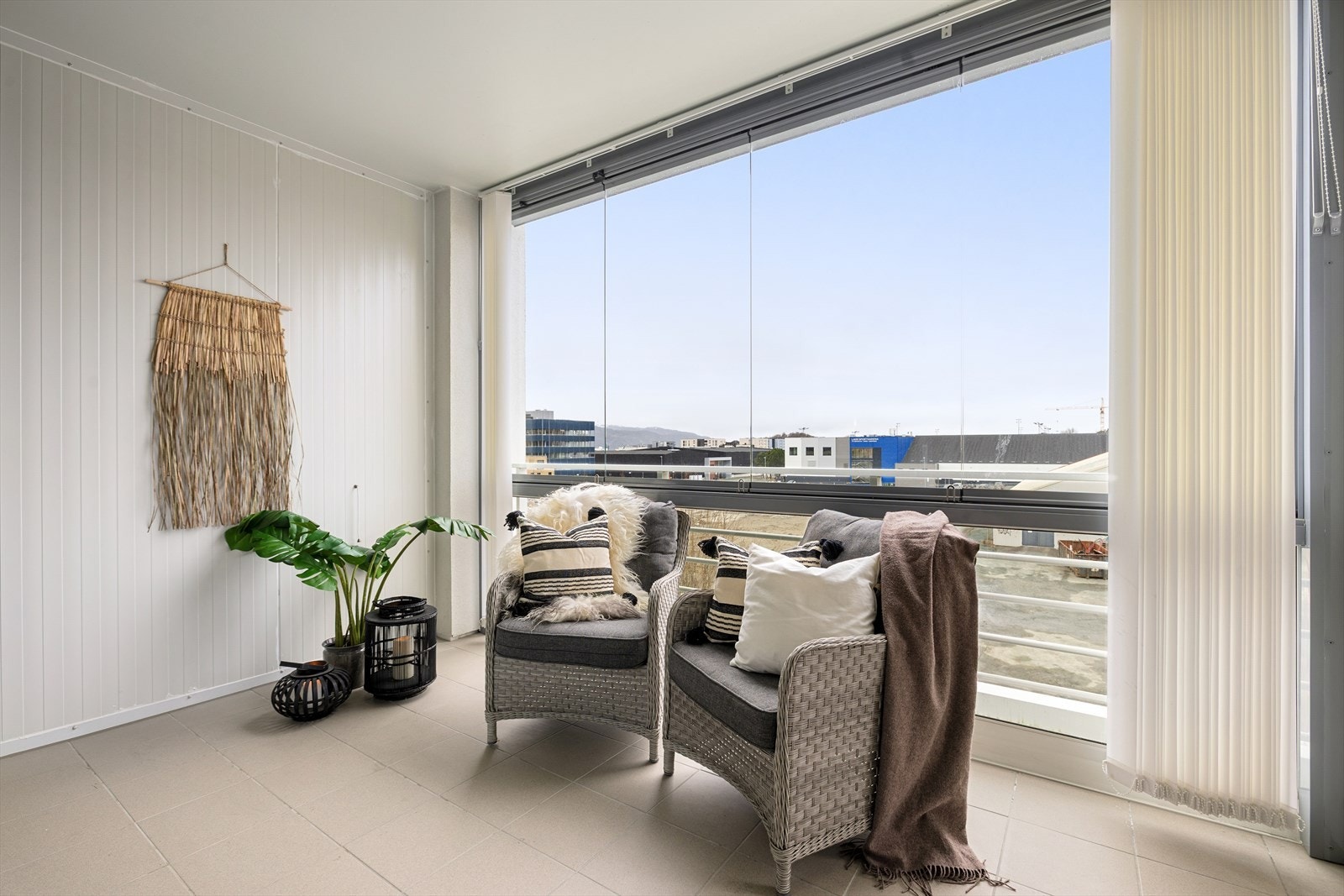 Den innglassede balkongen gjør uteplassen ekstra fleksibel - til sammen utgjør balkongløsningen et generøst uteareal på ca. 17 m². Galleribilde