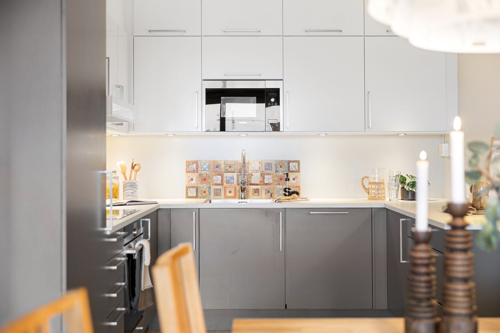 Kjøkkenet har en praktisk utforming som gjør matlagingen effektiv, samtidig som løsningen ligger fint tilknyttet spiseplassen. Galleribilde