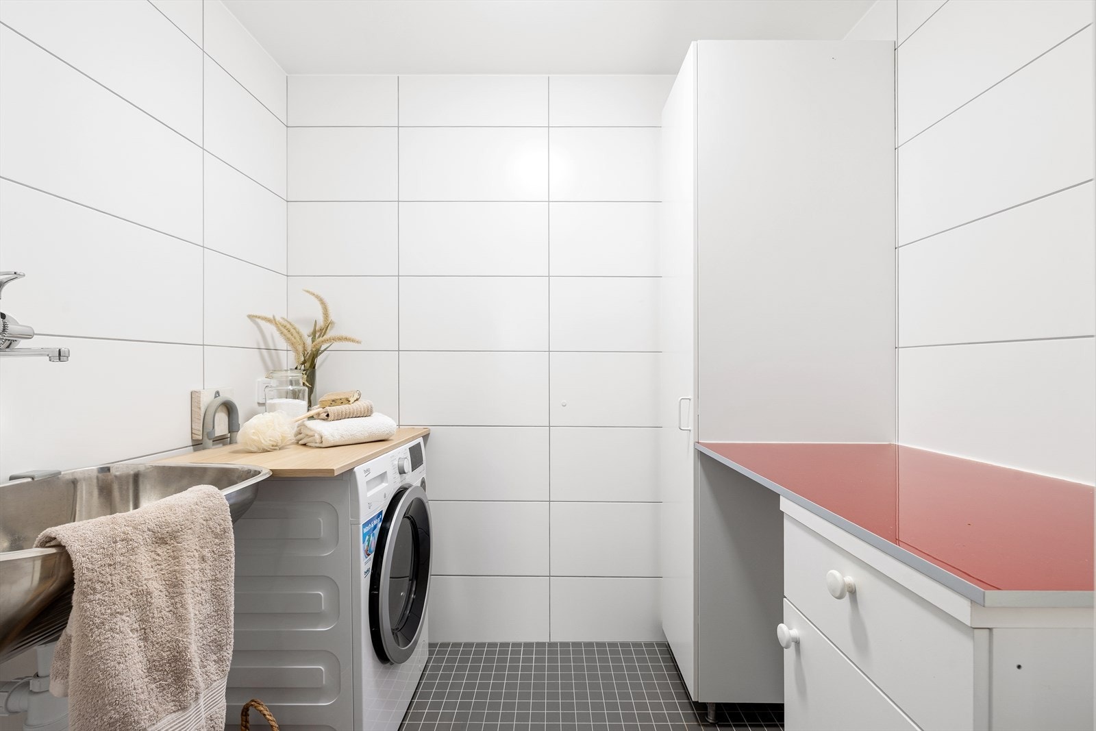 Separat vaskerom på ca. 3.1 m² - en svært praktisk løsning som bidrar til en mer funksjonell hverdag. Galleribilde