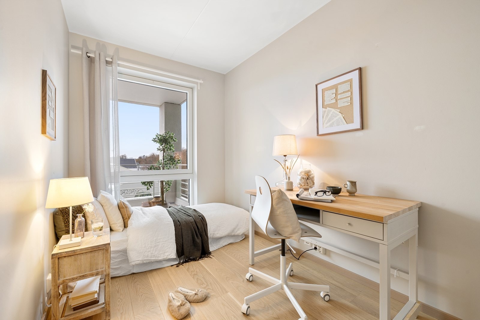 Soverom 2 på ca. 7.5 m² - et lyst og praktisk rom som passer godt som barnerom, gjesterom eller hjemmekontor. Galleribilde