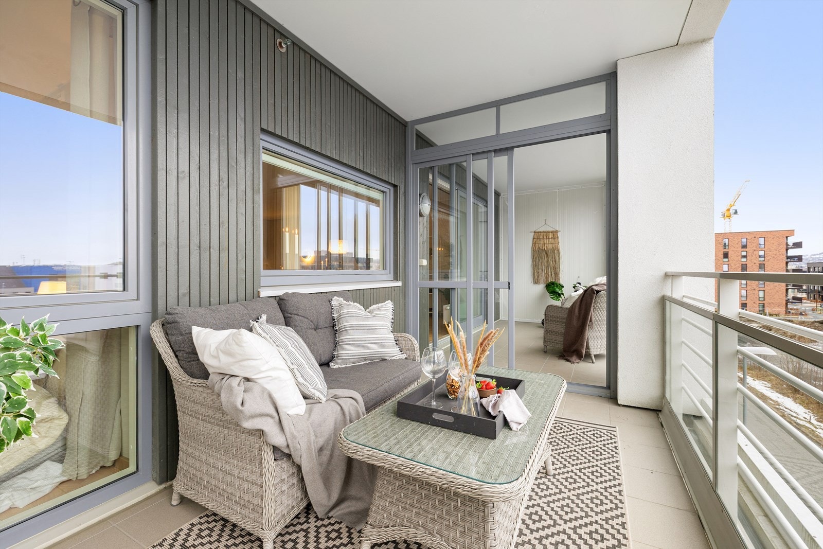 Balkongen vender mot sørvest og gir en behagelig atmosfære med ettermiddagssol. Galleribilde