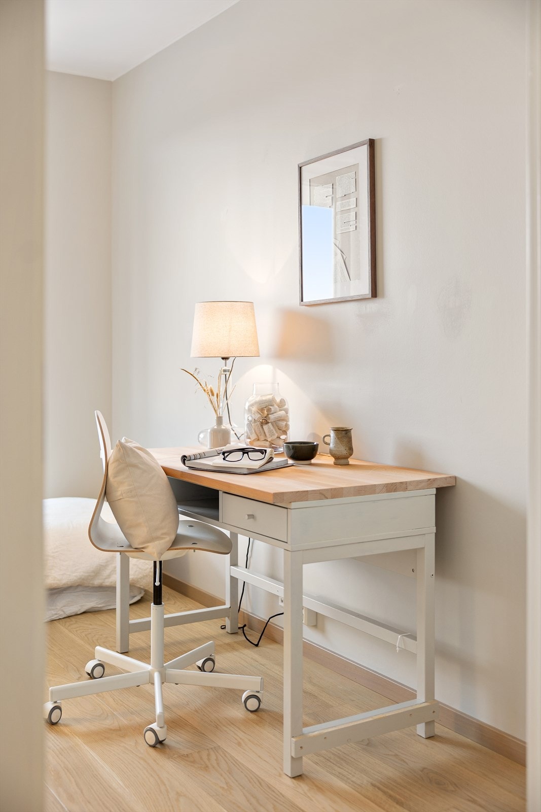 Rommet har gode møbleringsmuligheter og plass til både seng og skrivebord. Galleribilde