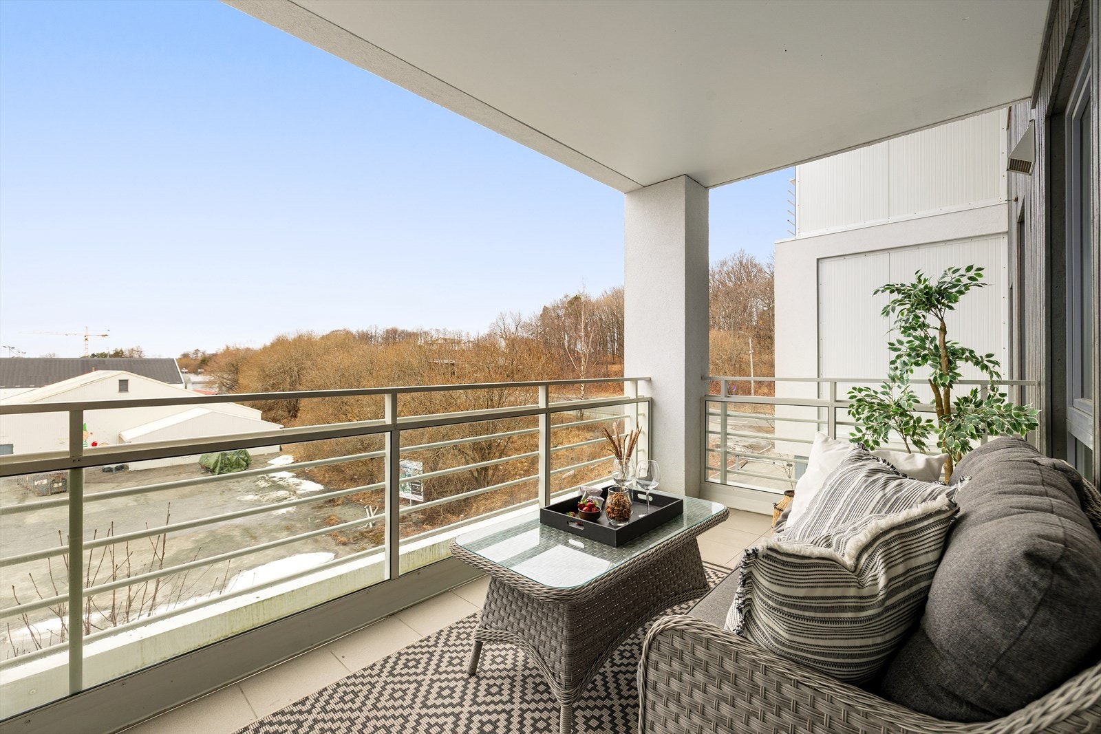 Den åpne balkongen har god plass til både sittegruppe og spisebord, og gir et flott sted for avslapning eller hyggelige sammenkomster utendørs. Galleribilde