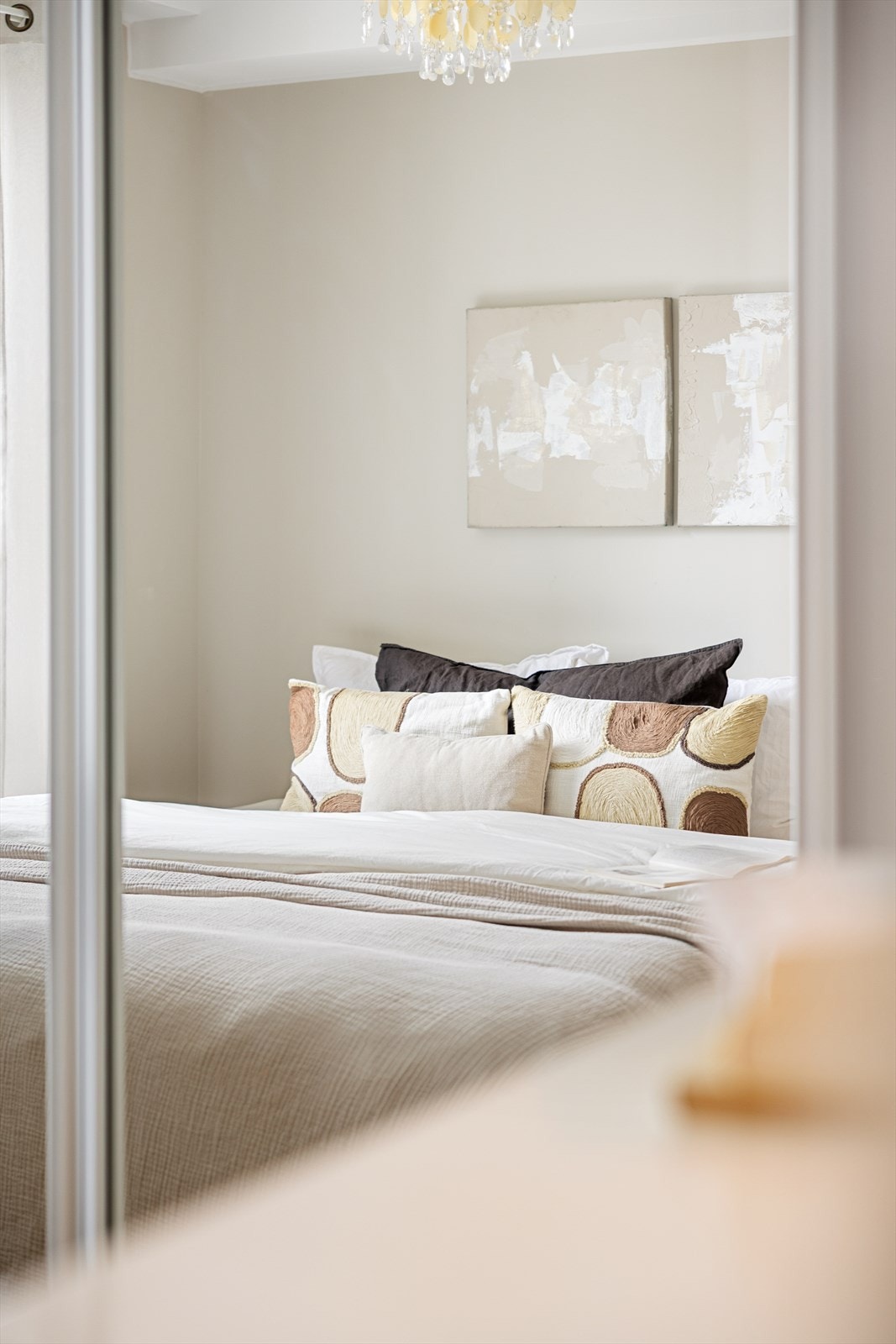 Soverommet har en stor garderobeløsning som gir gode oppbevaringsmuligheter. Galleribilde