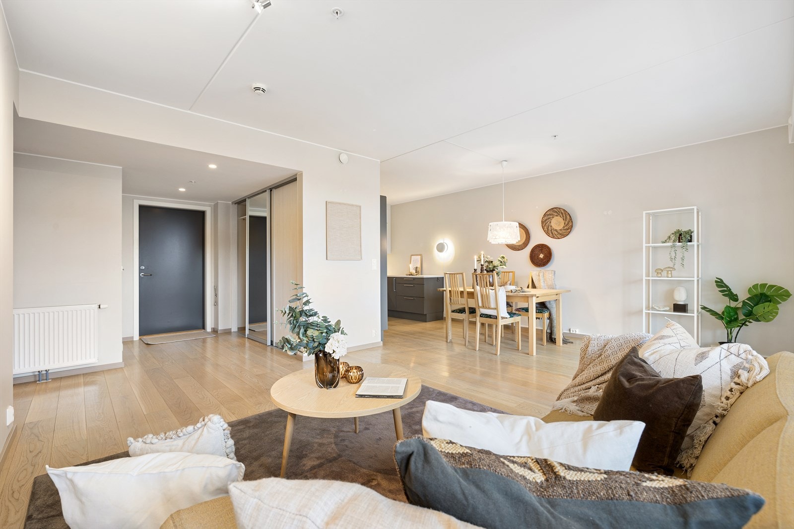 Tilbake i stuen får du en god følelse av rom og lys, med en planløsning som gir flere naturlige soner i oppholdsrommet. Galleribilde