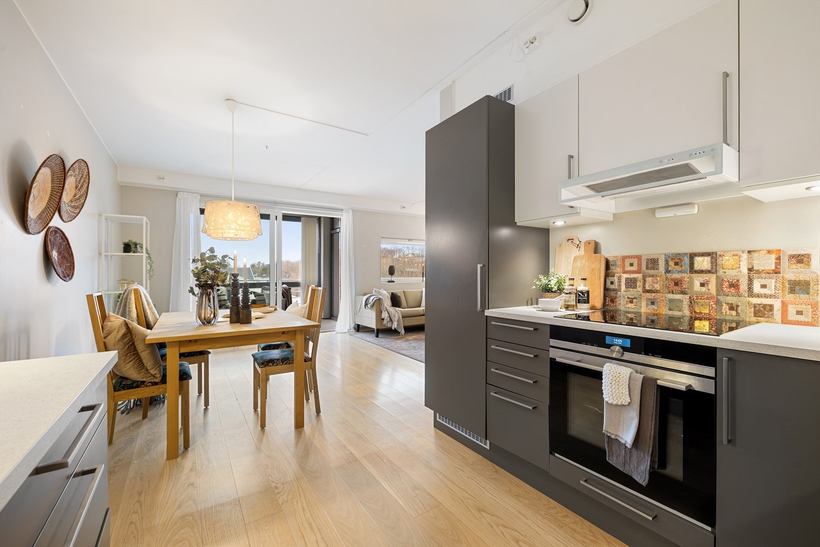 Kjøkken med stilren kjøkkeninnredning fra HTH og integrerte hvitevarer fra Siemens. Her får du både gode arbeidsflater og rikelig med oppbevaringsplass. Galleribilde