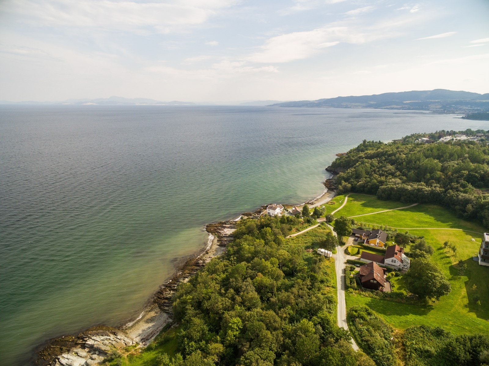 Ladestien er blant Trondheims mest populære turstier. Strekningen fra Ladehammeren til Rotvollfjæra er i underkant av 8 kilometer, og stien er godt tilrettelagt for alle. Her kan man enkelt tilpasse turen etter ønske ved å velge startpunkt og lengde. Galleribilde