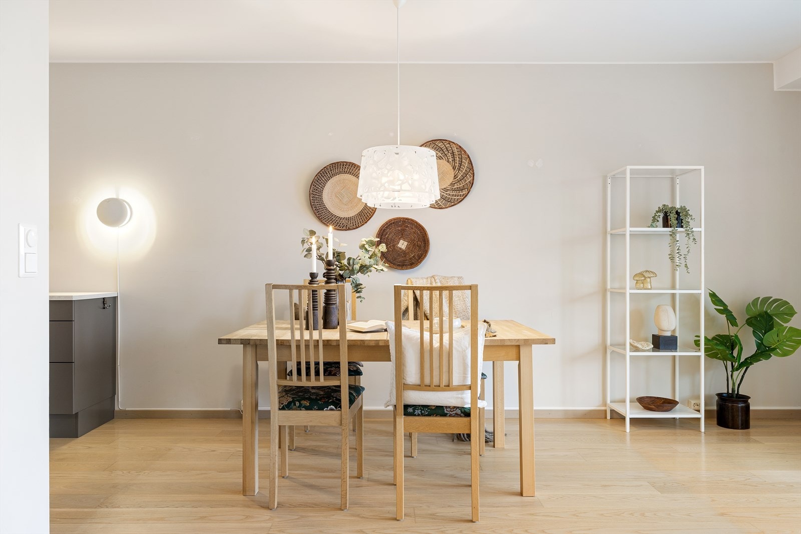 Oppholdsrommet er praktisk delt inn i to soner - en hyggelig TV-stue og en egen spisestue som gir en naturlig ramme for sosiale sammenkomster. Galleribilde