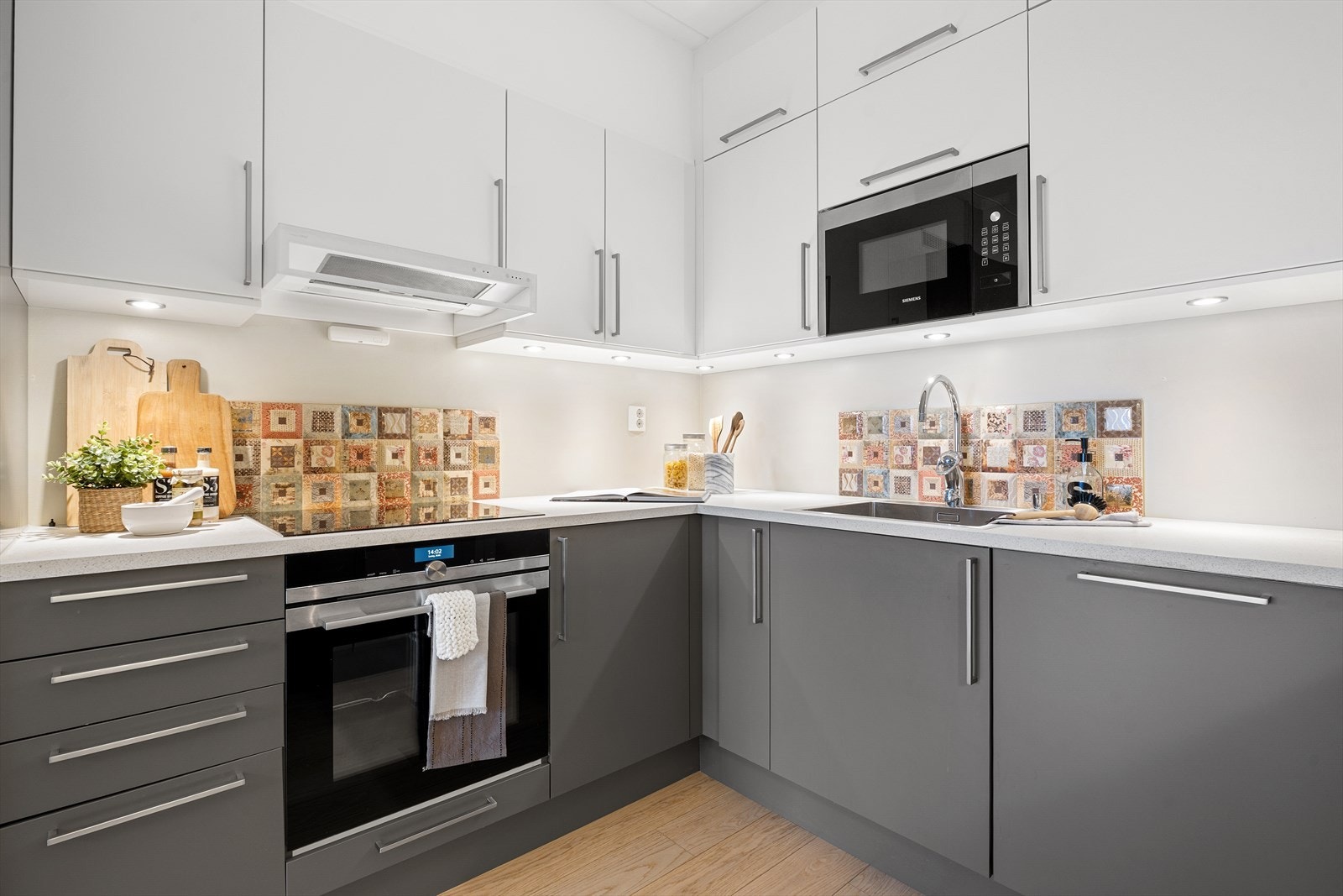 Lys og funksjonell kjøkkenløsning med god skapplass og moderne materialvalg. Galleribilde