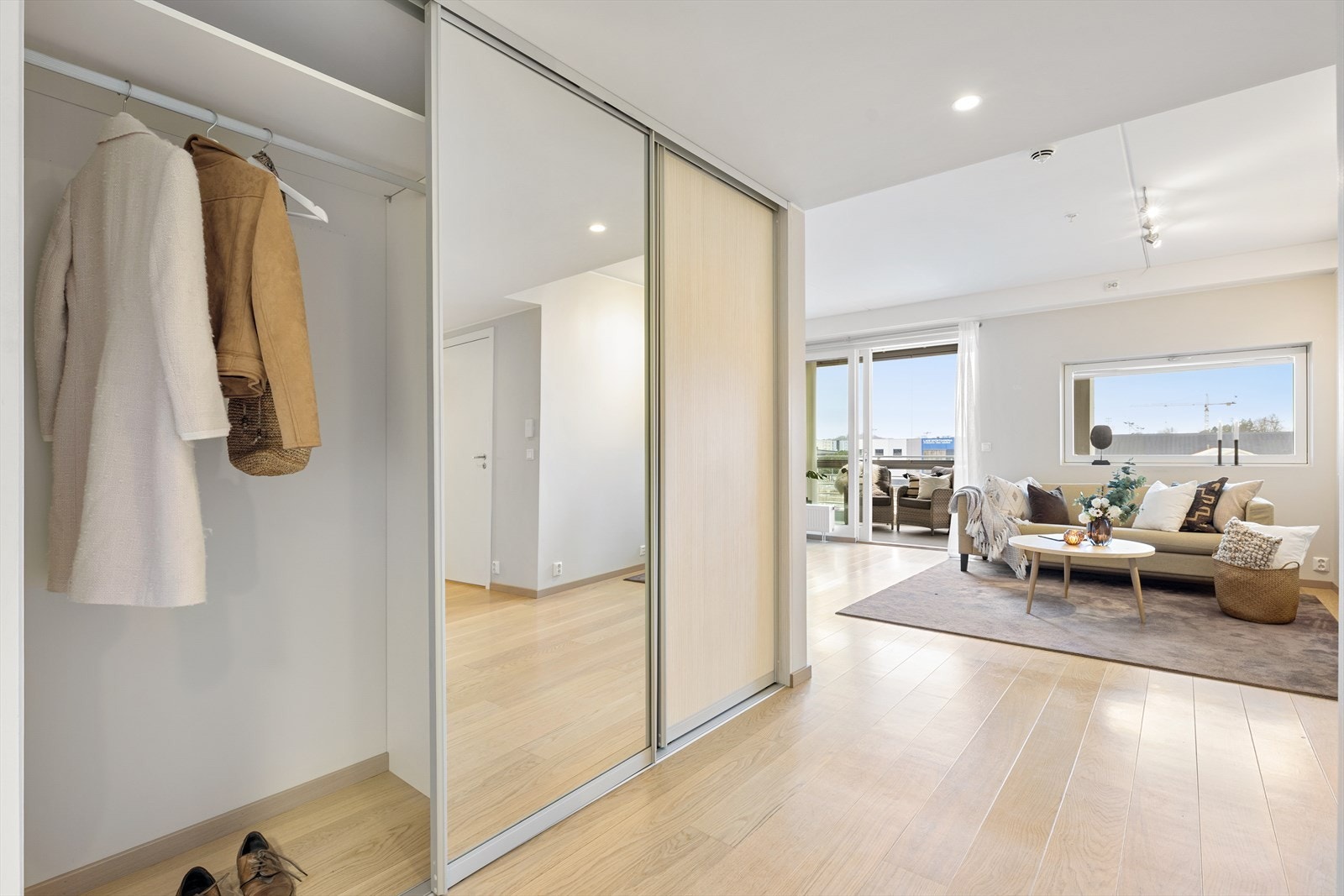 Entré og gang med god plass til yttertøy og en stor garderobeløsning som gir gode oppbevaringsmuligheter. Galleribilde