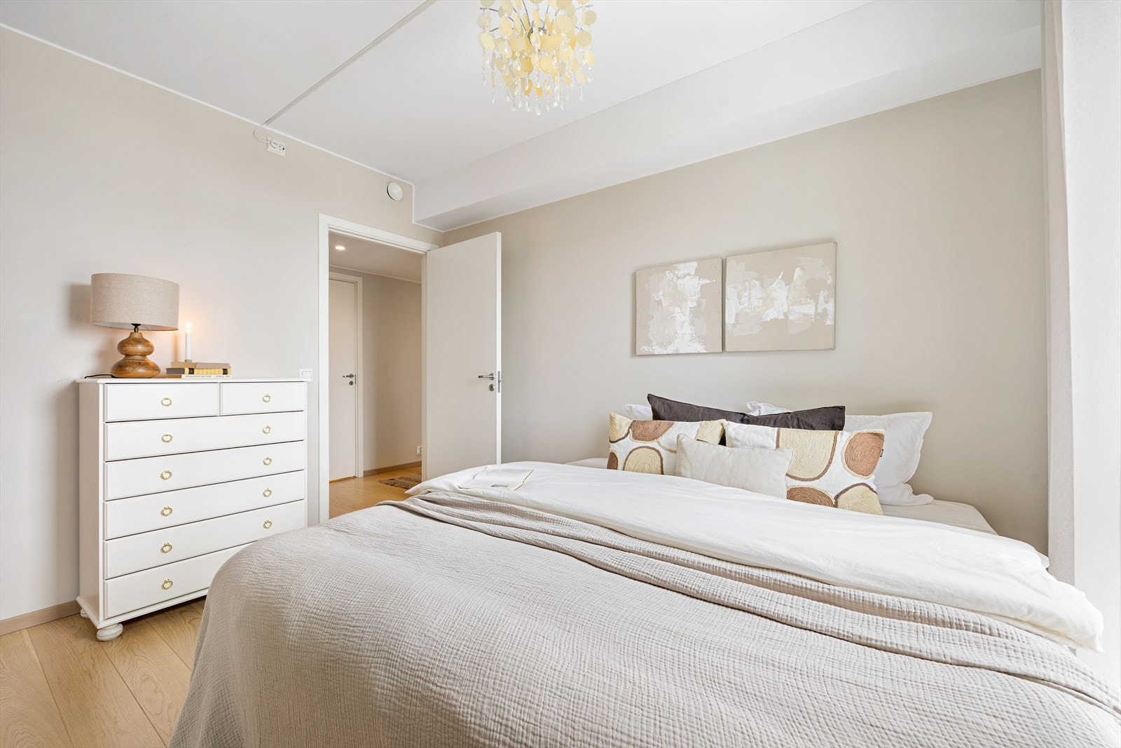 Romslig hovedsoverom med fleksible møbleringsmuligheter og en rolig atmosfære. Galleribilde