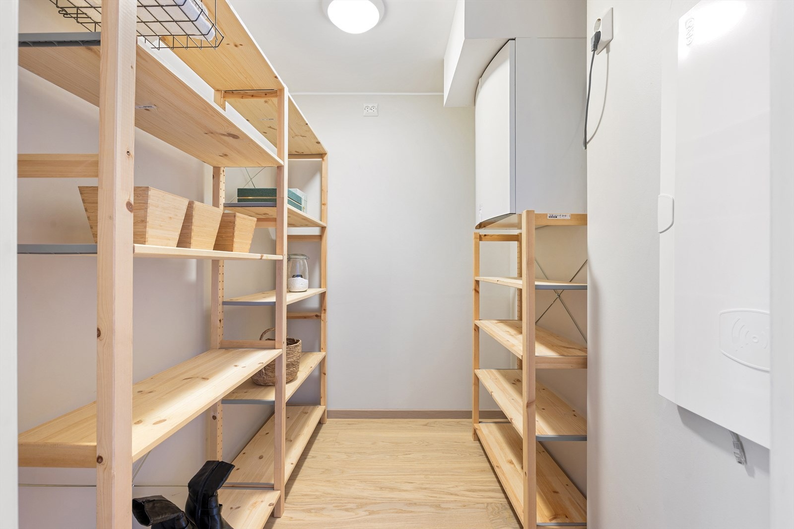 Praktisk innvendig bod på ca. 4 m² med god plass til oppbevaring av sesongutstyr, kofferter og annet. Det er også verdt å nevne at det i tillegg medfølger ekstern bod i kjeller. Galleribilde