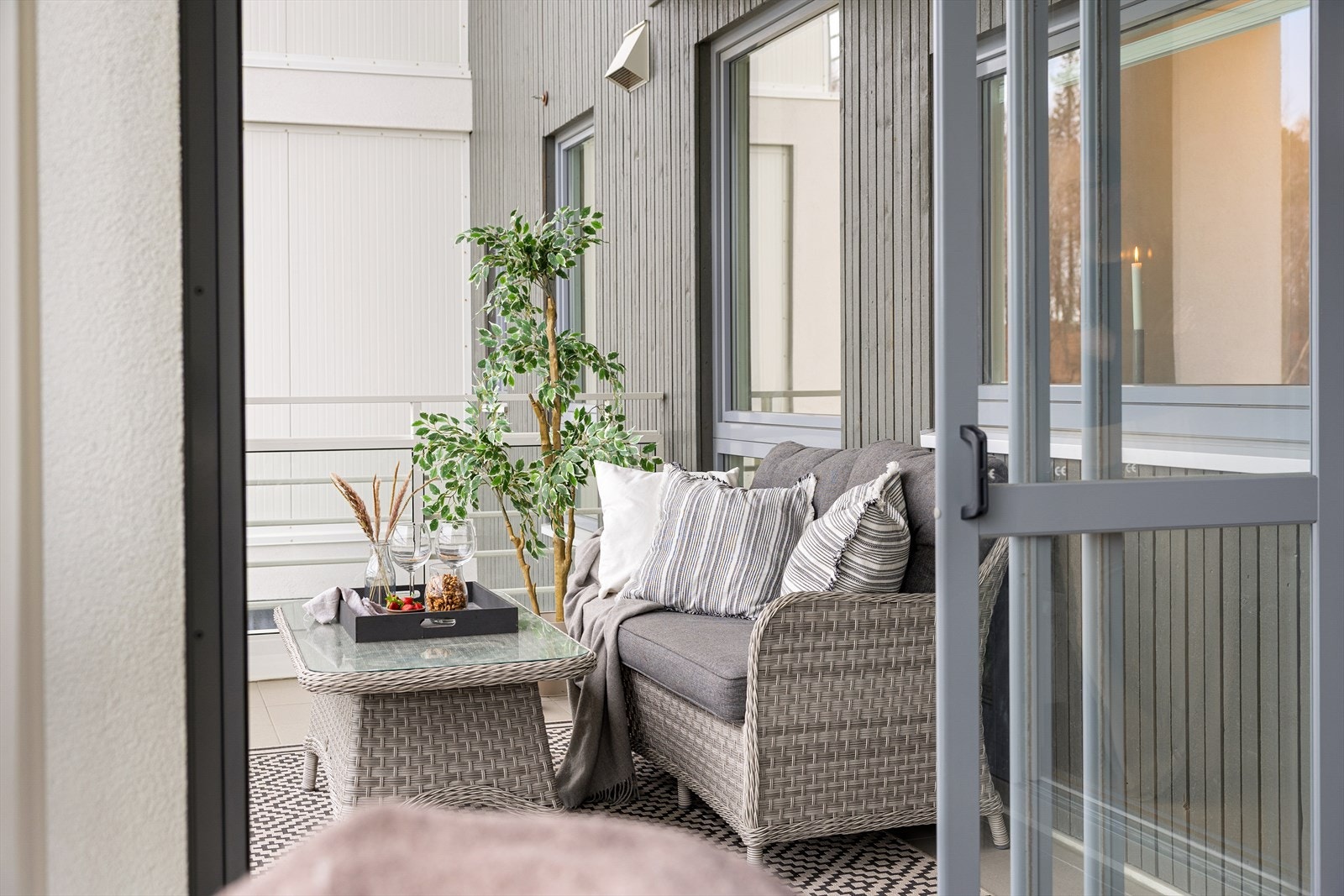 Fra stuen er det utgang til balkongen, som fungerer som en naturlig forlengelse av oppholdsrommet og gir en sømløs overgang mellom inne- og uteareal. Galleribilde