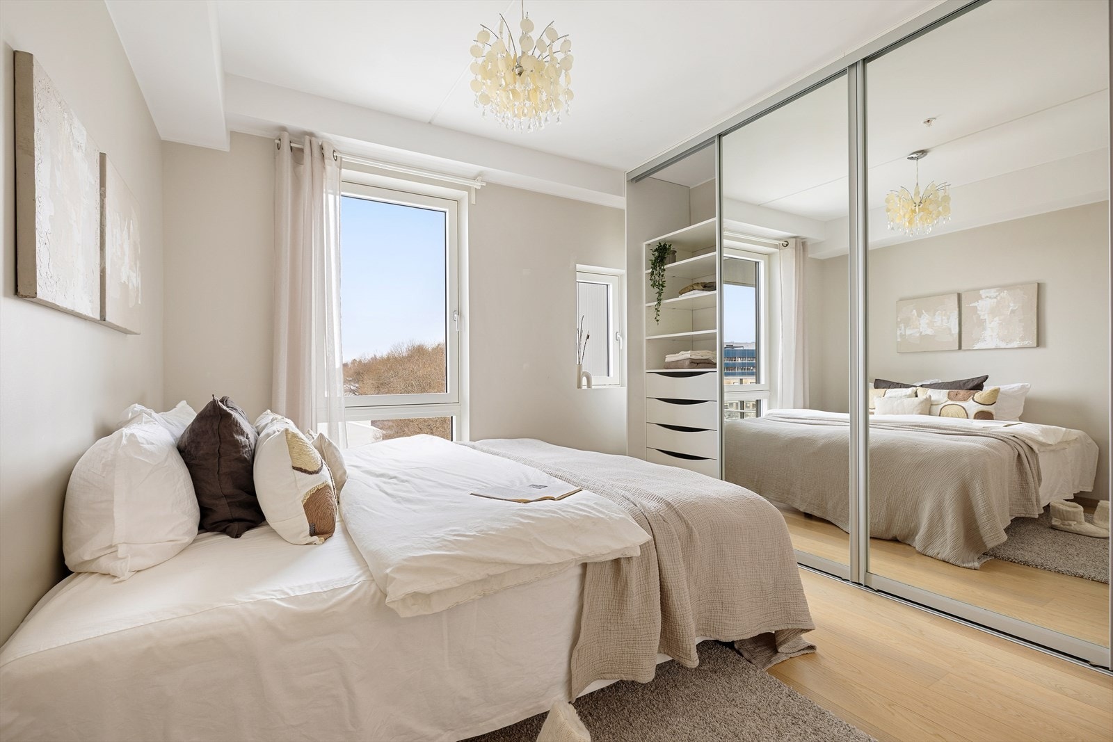 Hovedsoverom på ca. 12.5 m² med god plass til dobbeltseng og tilhørende møblement. Galleribilde