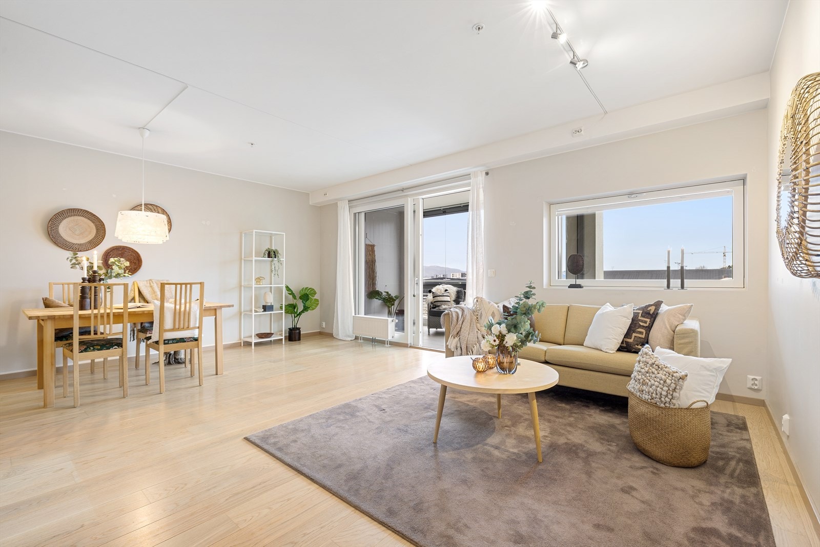 Velkommen til Julianus Holms veg 14! Heimdal Eiendomsmegling v/ Frode Drazkowski presenterer en moderne og romslig 3-roms selveierleilighet med attraktiv beliggenhet på populære Lade. Foto: Nonstad Foto. Galleribilde