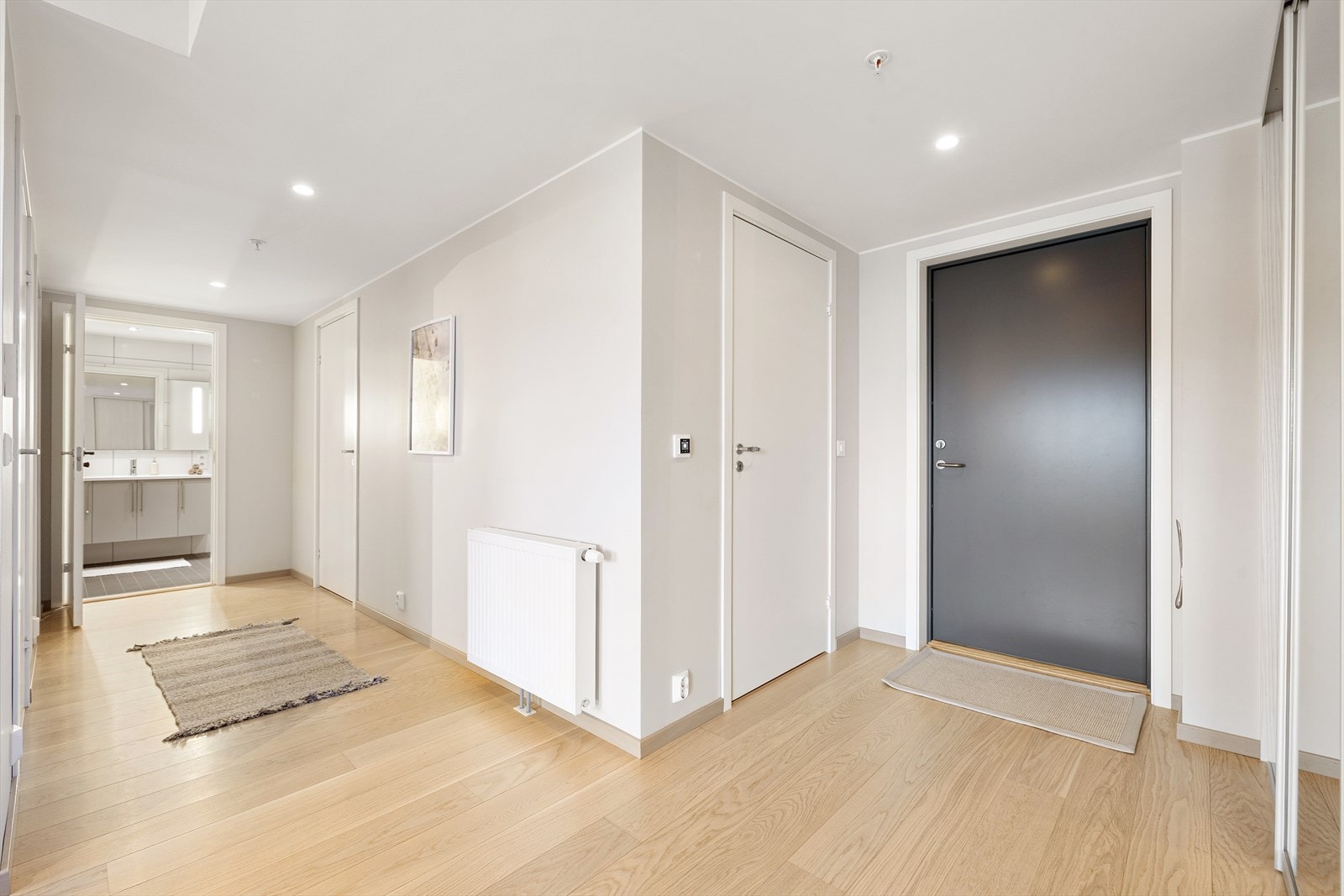 Fra gangen har du adkomst til bod, noe som gir ekstra lagringsplass lett tilgjengelig i leiligheten. Galleribilde