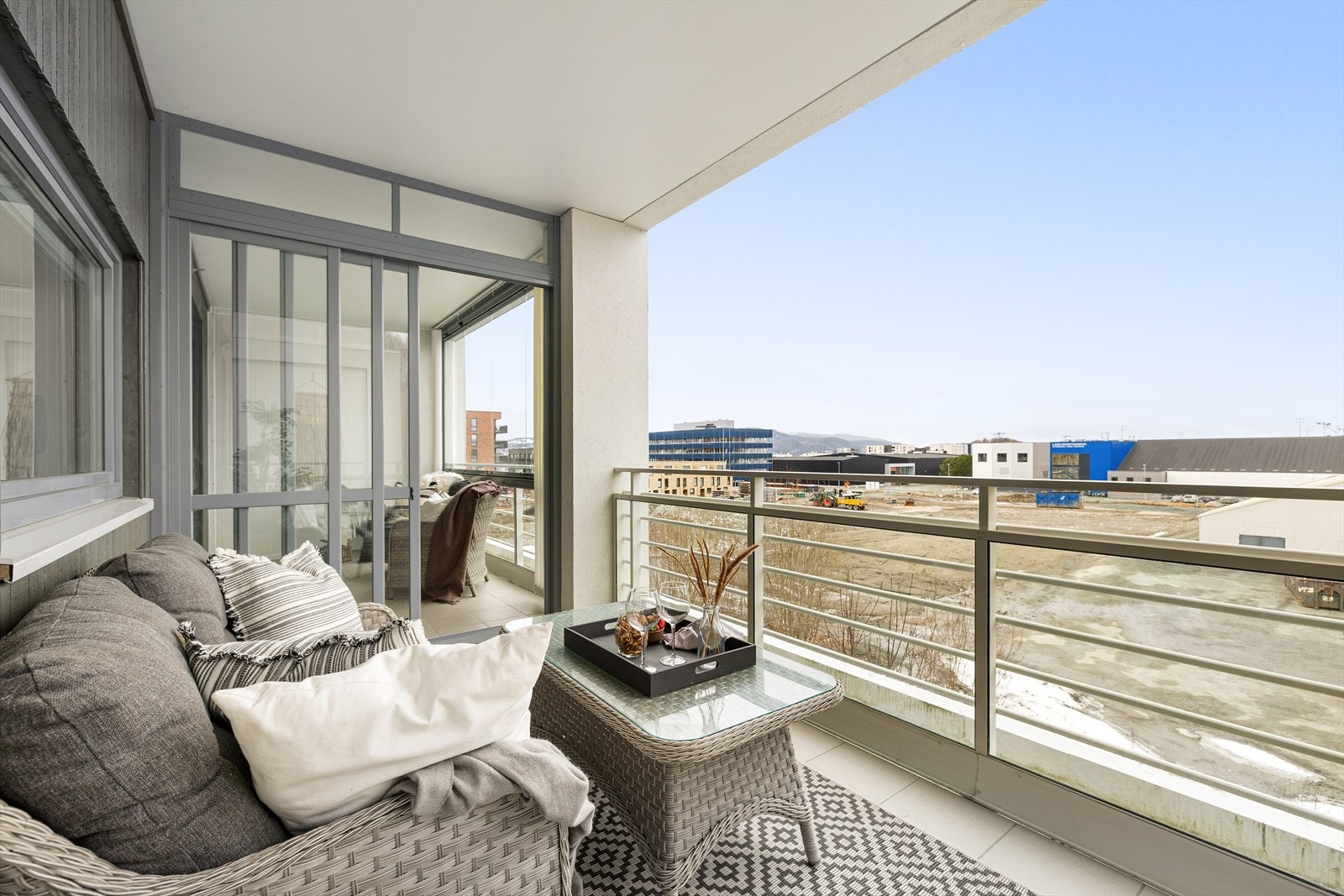 Her ser vi den åpne delen av balkongen på ca. 9 m², som gir en luftig uteplass med gode møbleringsmuligheter. Galleribilde