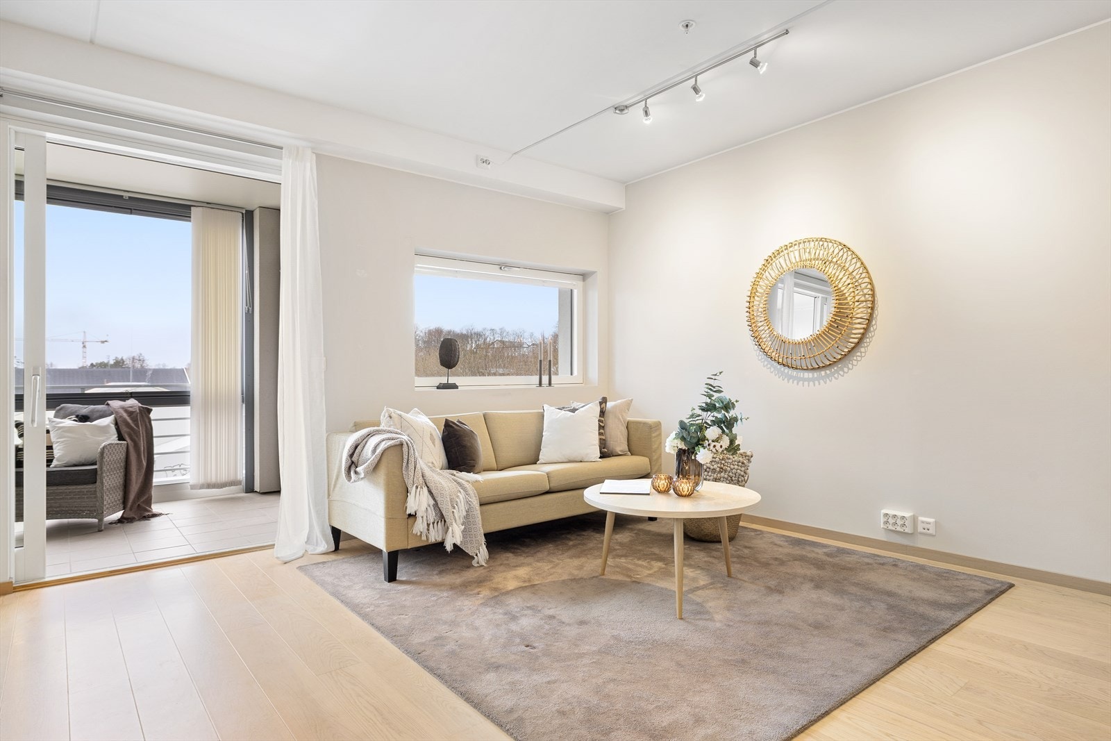 Lys og romslig åpen kjøkken- og stue løsning på ca. 39 m² med store vindusflater som slipper inn rikelig med naturlig lys. Rommet har gode møbleringsmuligheter og fremstår som en sosial og innbydende oppholdsplass. Galleribilde