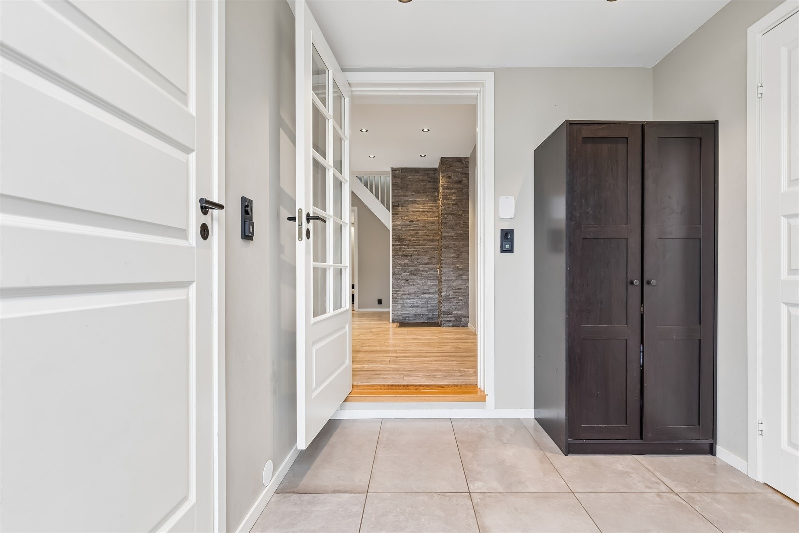 Entreen i første etasje har flislagt gulv og leder inn til boligens hoveddel. Galleribilde