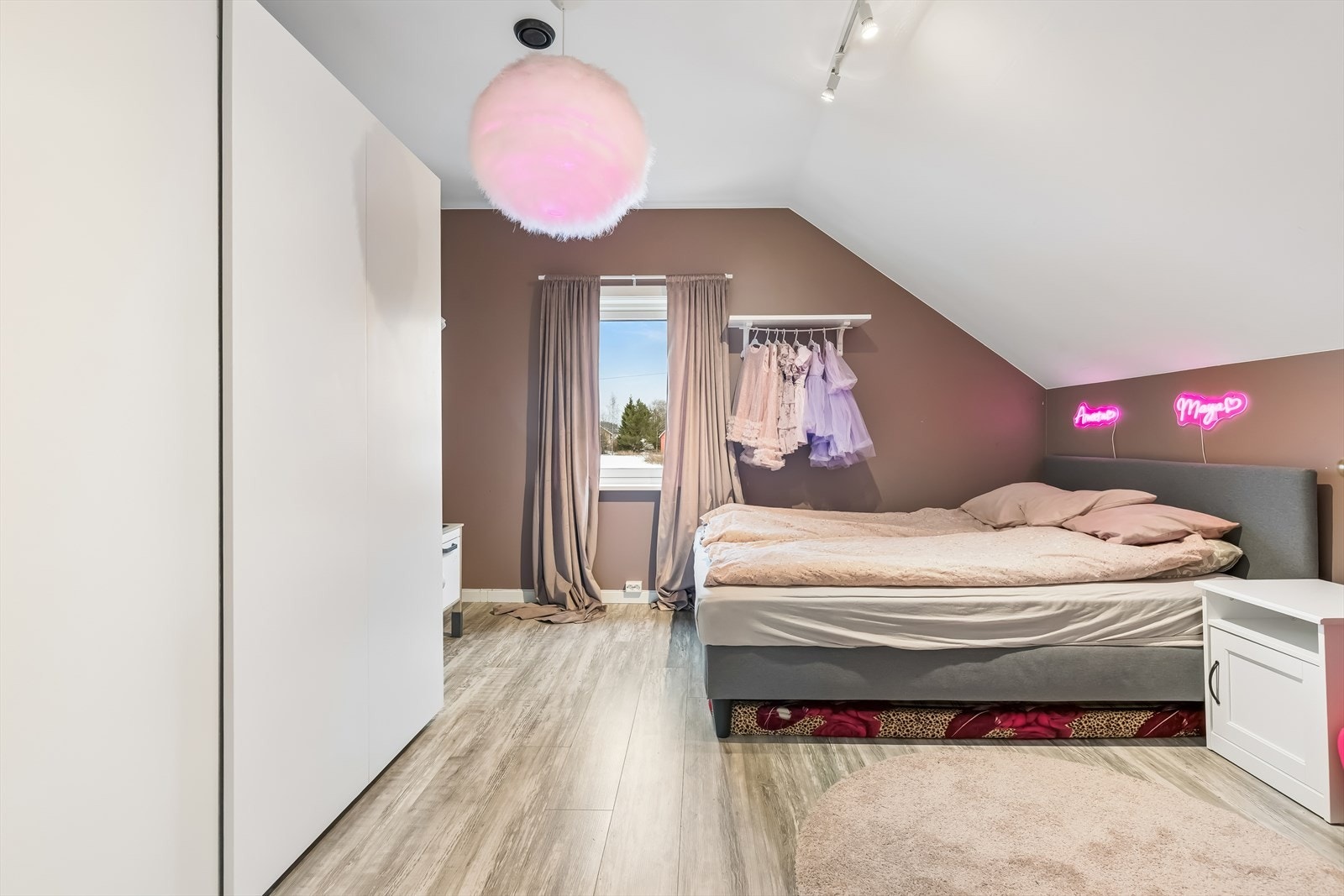 Soverommene i andre etasje har en sjarmerende atmosfære med skråtak. Galleribilde