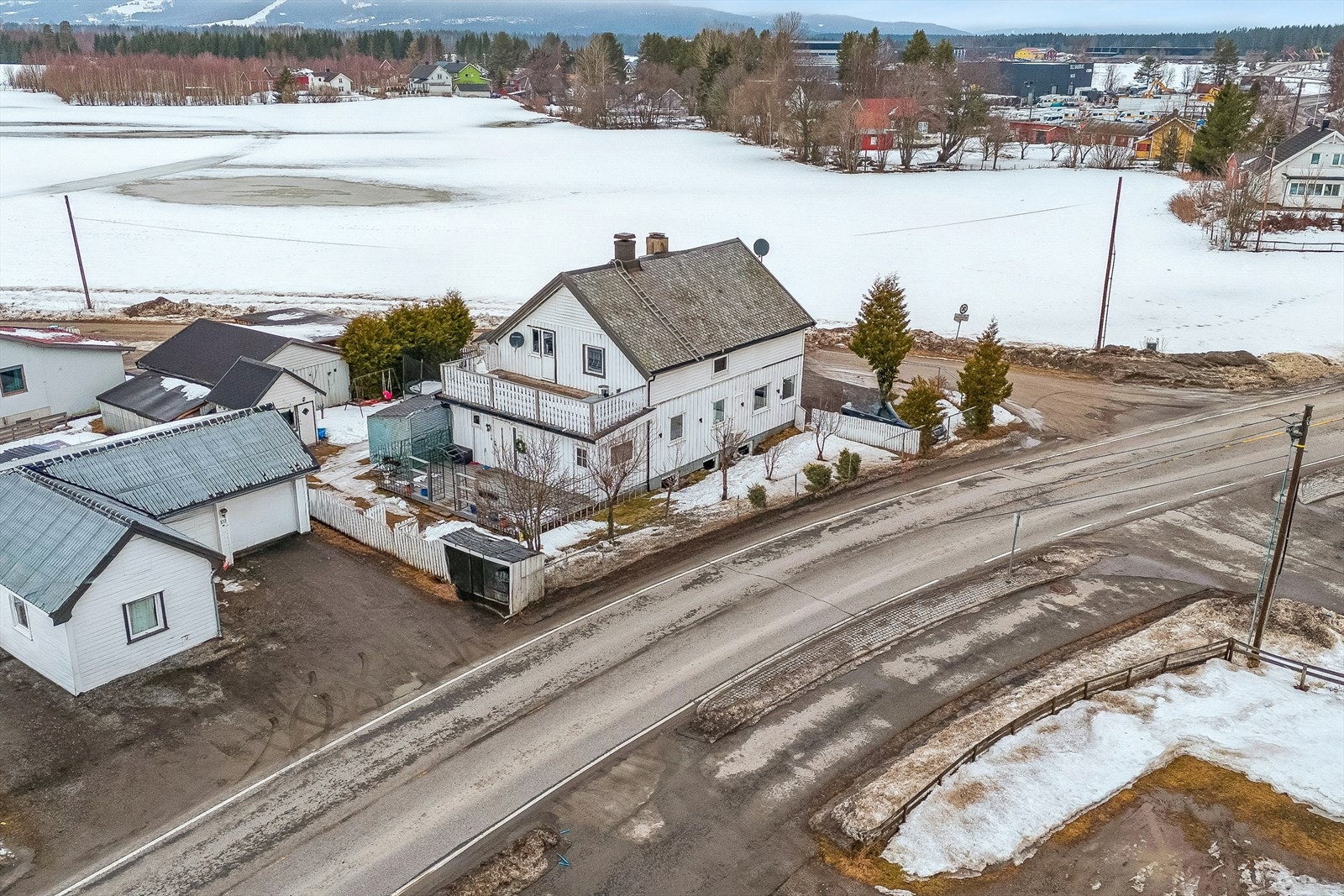 Busstoppet Møllerstad ligger bare ett minutts gange fra døren, noe som gjør reiseveien effektiv. Galleribilde