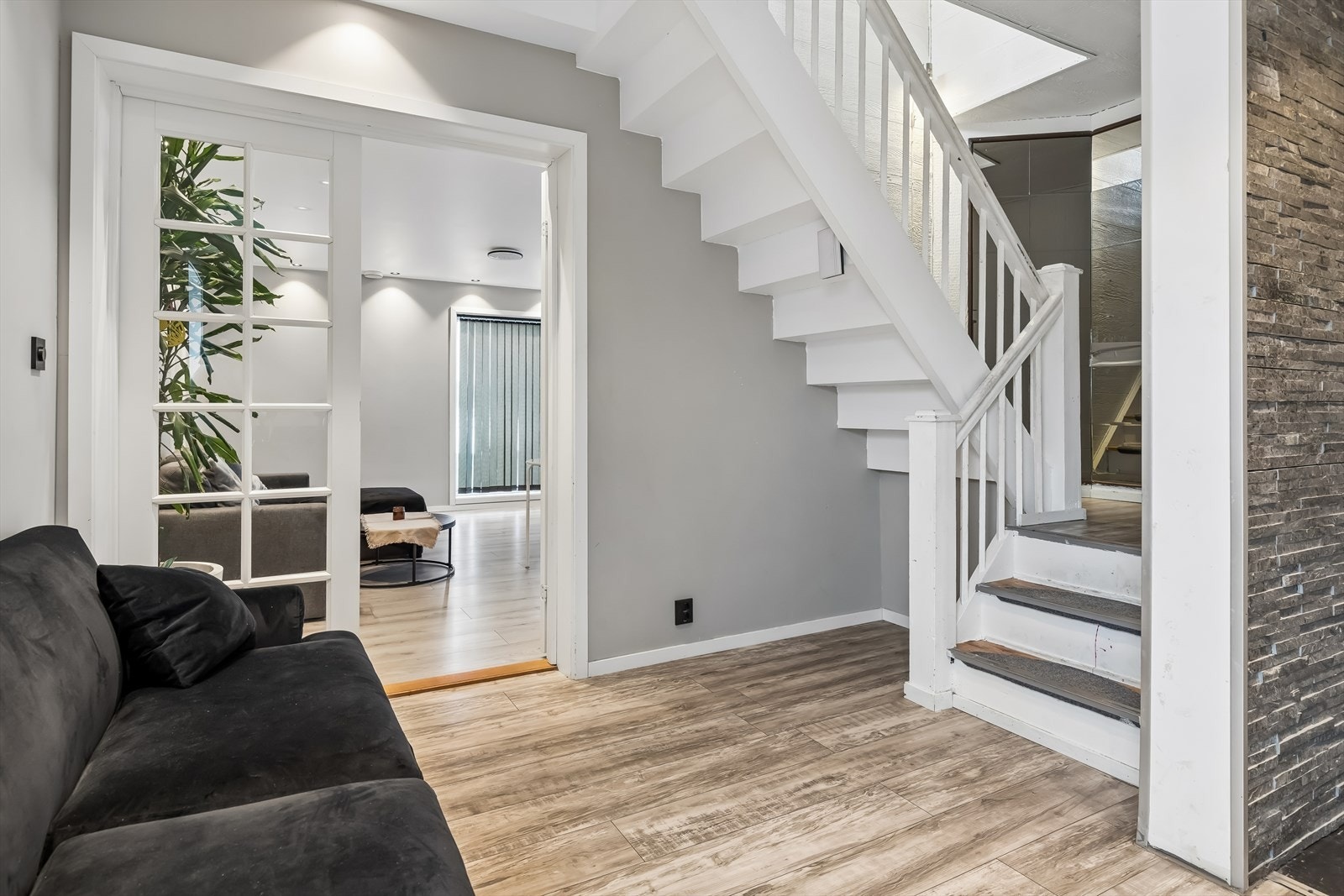 En tretrapp leder opp til andre etasje, som rommer boligens private sone med soverom og kontor. Galleribilde