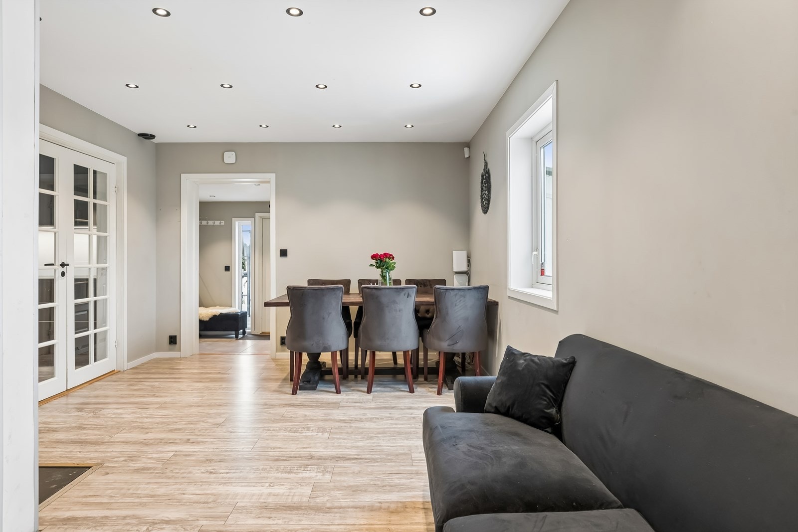 Fra stuen er det en naturlig overgang til spisedelen og videre inn mot kjøkkenet. Galleribilde