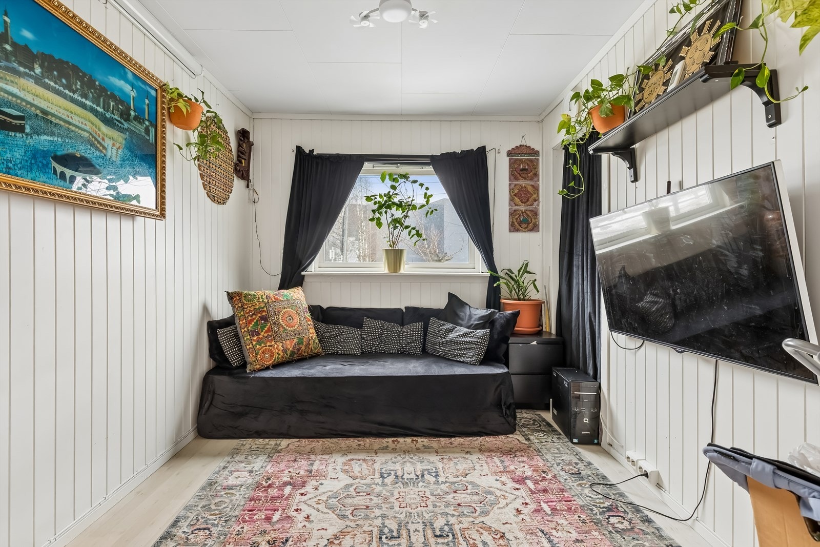 Boligen har totalt åtte soverom fordelt på de to boenhetene, noe som gir stor fleksibilitet. Galleribilde