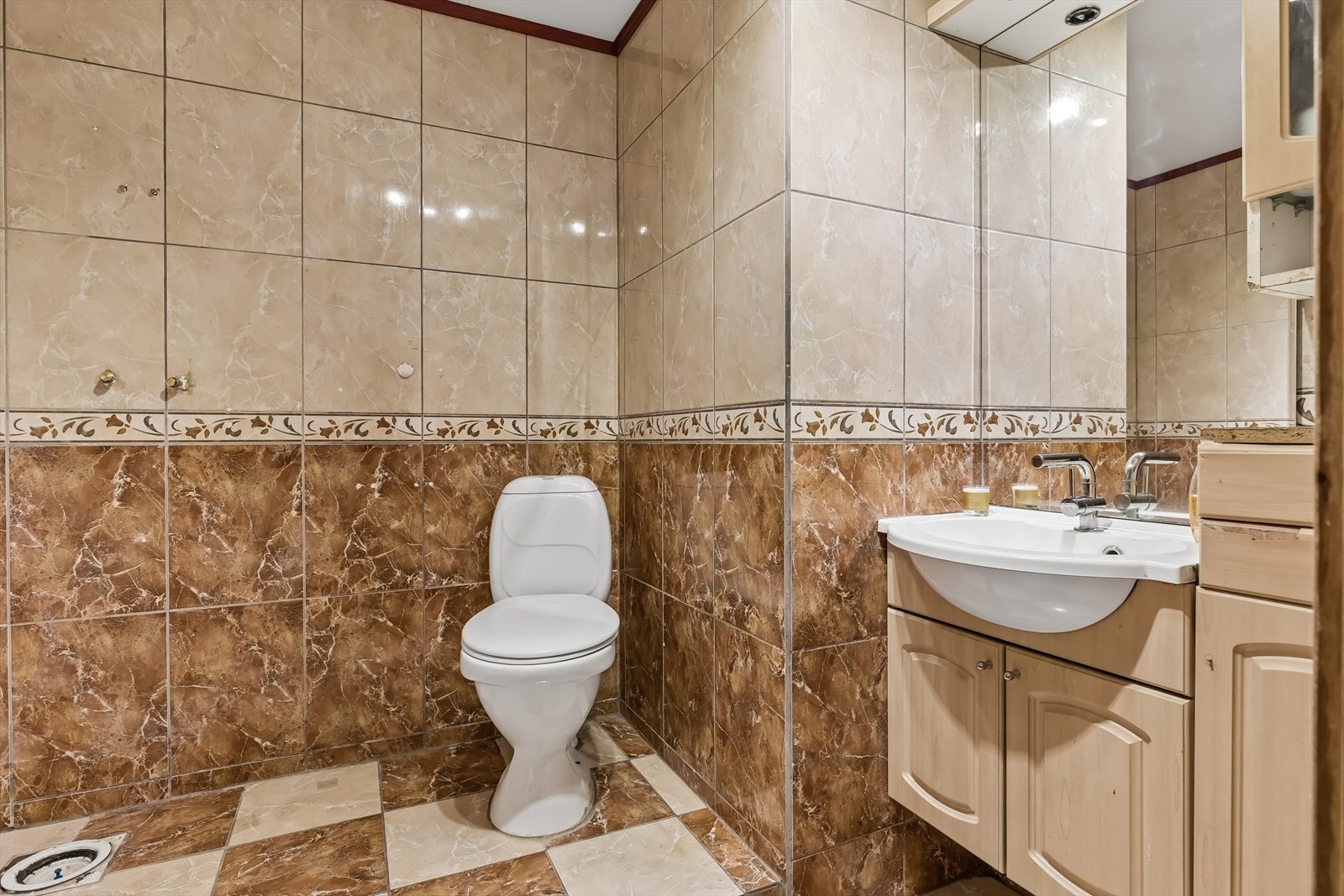 Badet i andre etasje er av eldre dato og har et generelt oppgraderingsbehov. Galleribilde