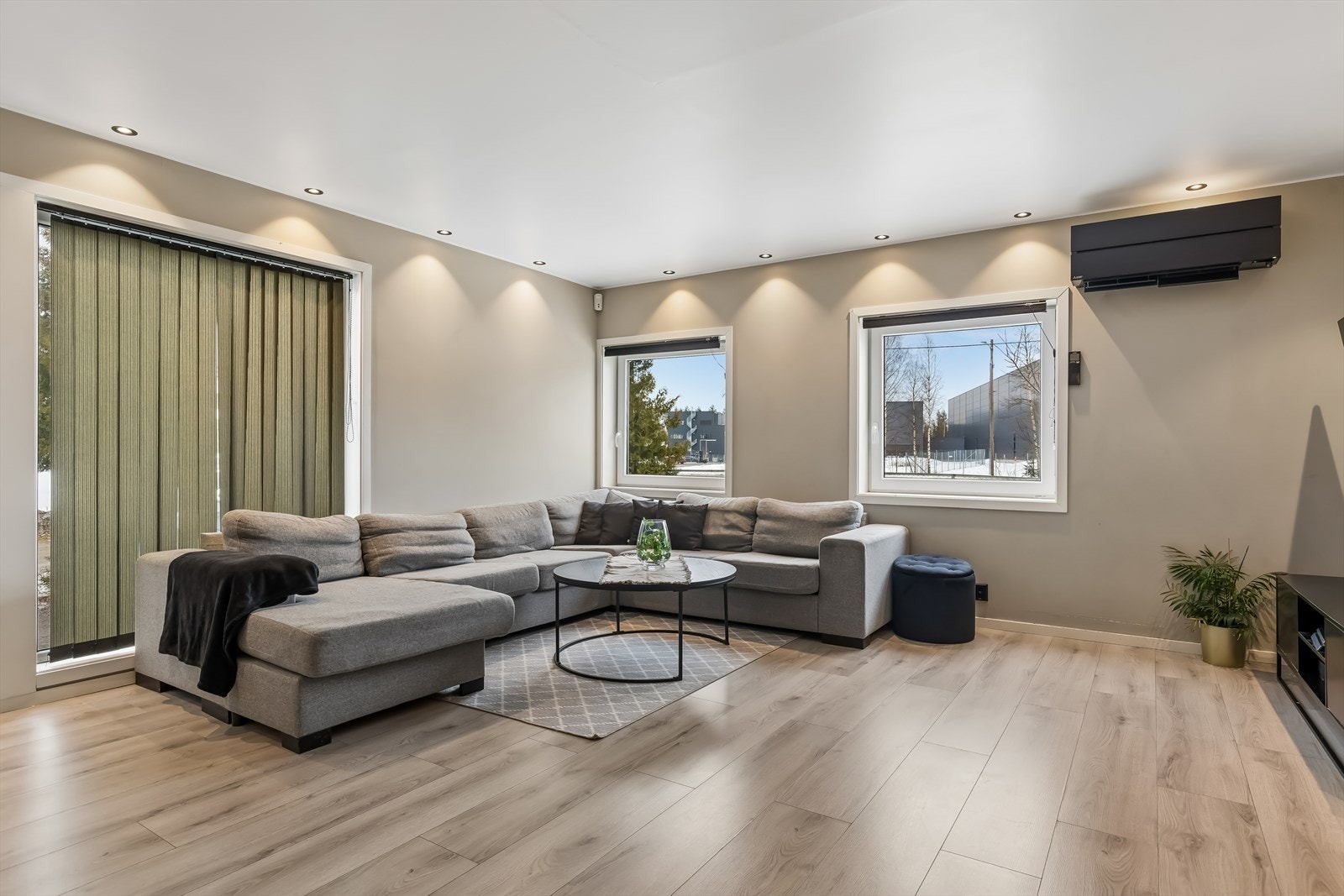 Den romslige stuen har plass til en stor sofagruppe. En luft-til-luft-varmepumpe, installert i 2022, sørger for effektiv oppvarming. Galleribilde