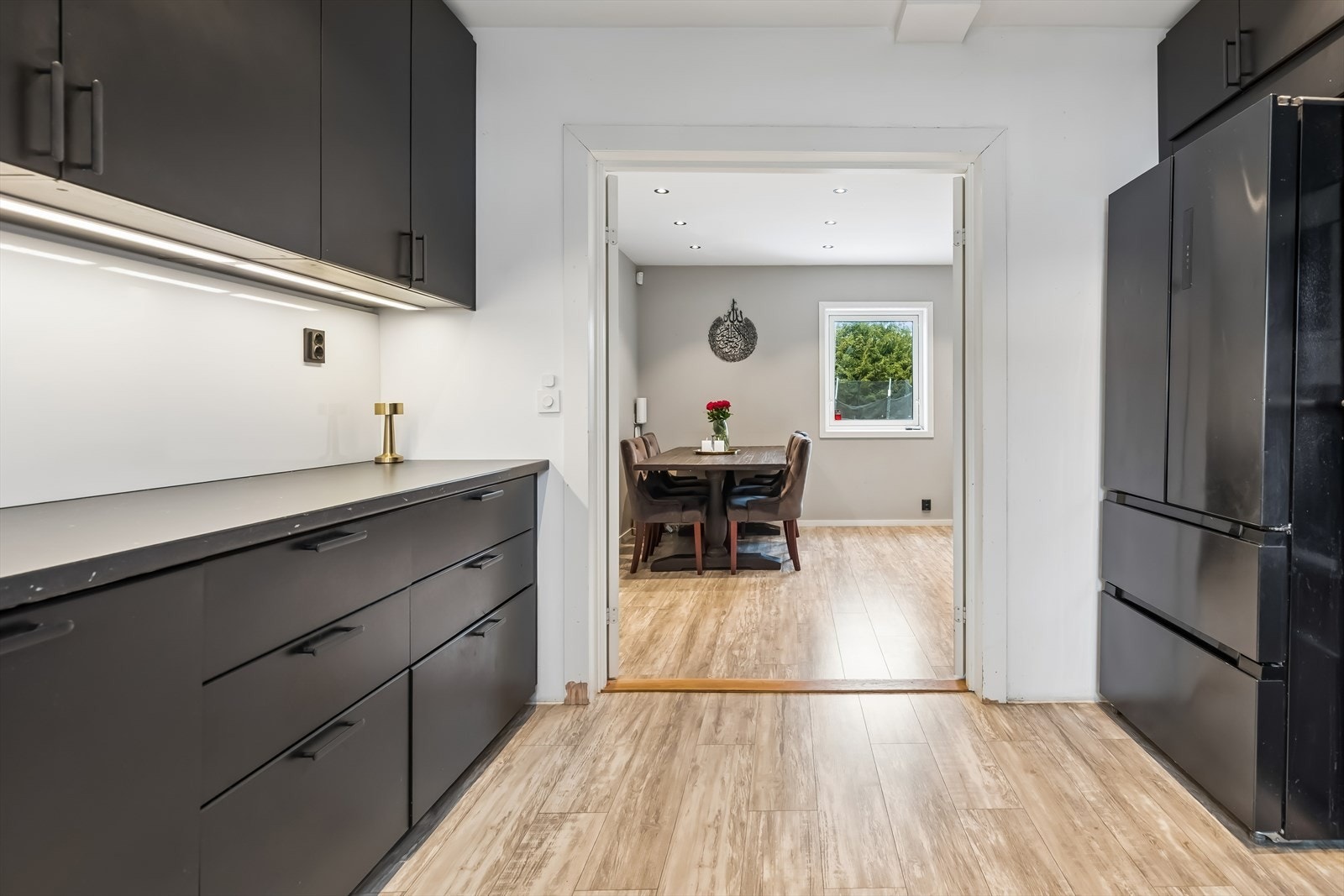 Kjøkkenet ligger praktisk til i tilknytning til spiseplassen i stuen. Galleribilde