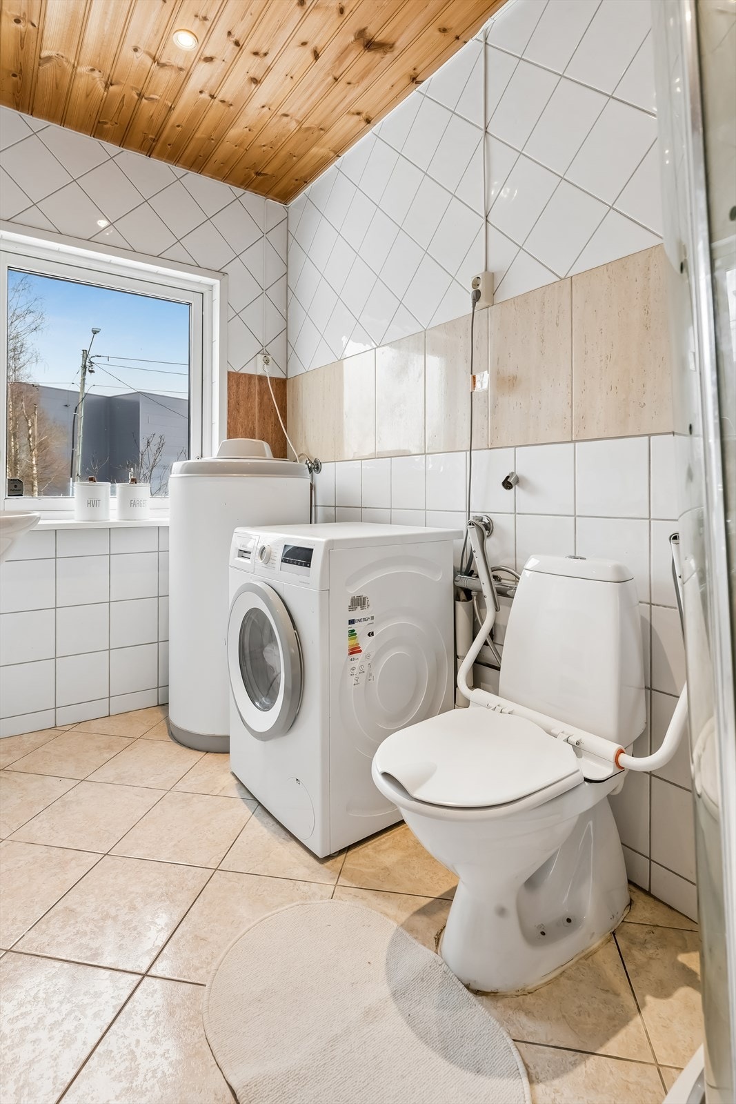 Boligens andre bad i første etasje har dusjkabinett og opplegg for vaskemaskin. Galleribilde