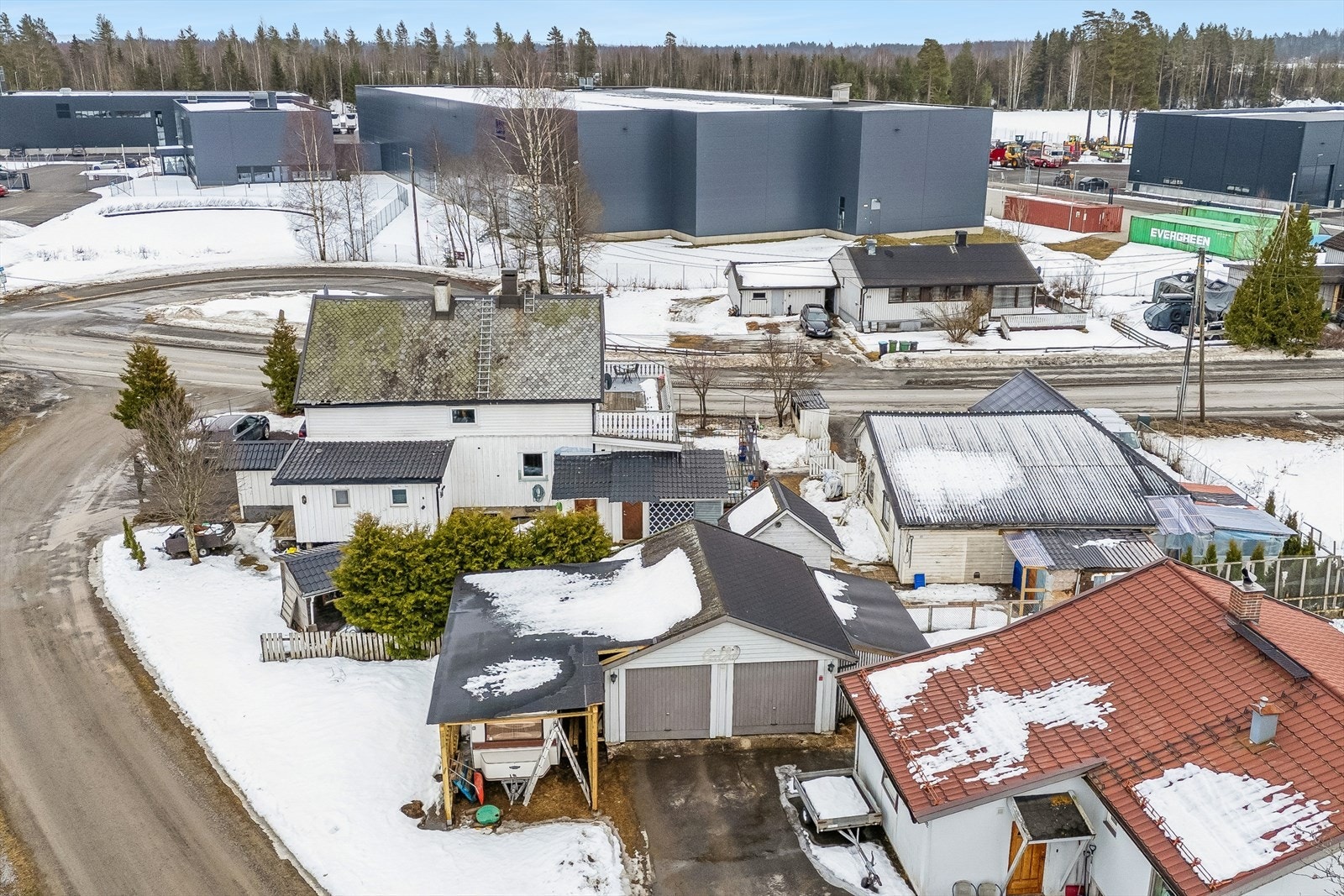Området er et knutepunkt for friluftsliv, med turstier og preparerte skiløyper i Romeriksåsen rett i nærheten. Galleribilde