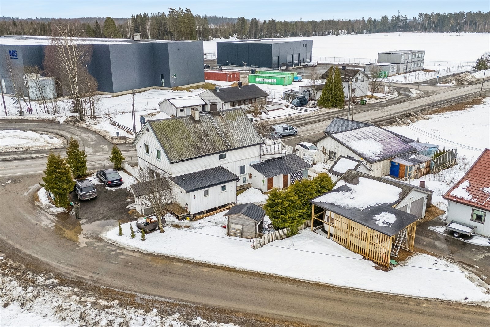 Hverdagens logistikk er enkel med kort vei til Nannestad sentrum, hvor man finner butikker som Rema 1000 og Kiwi. Galleribilde