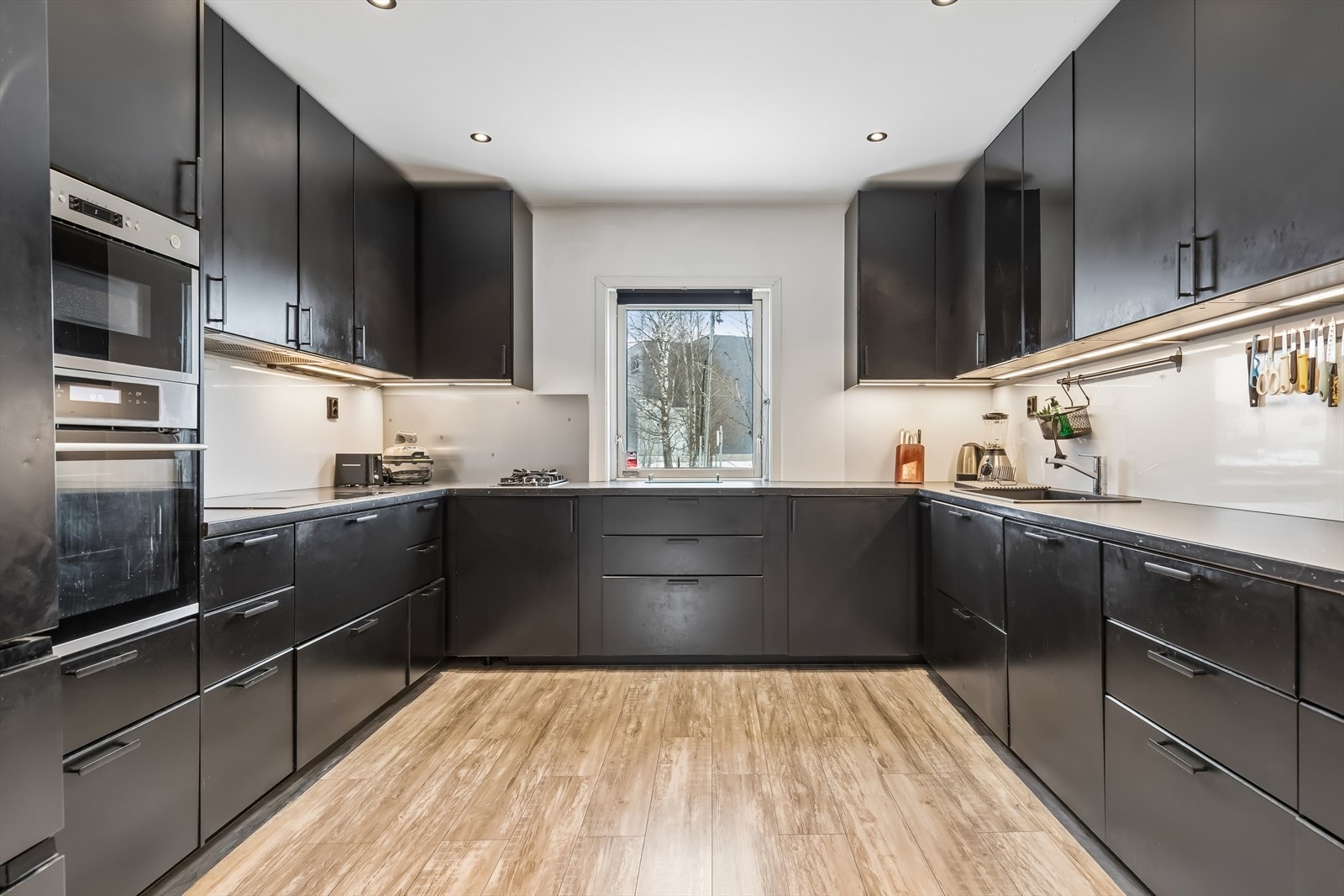 God belysning under overskapene gir en funksjonell arbeidsflate. Galleribilde