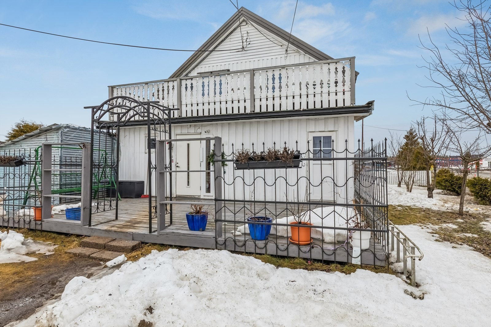 Den sørvendte terrassen på 31 m² er en herlig forlengelse av stuen på varme dager. Galleribilde