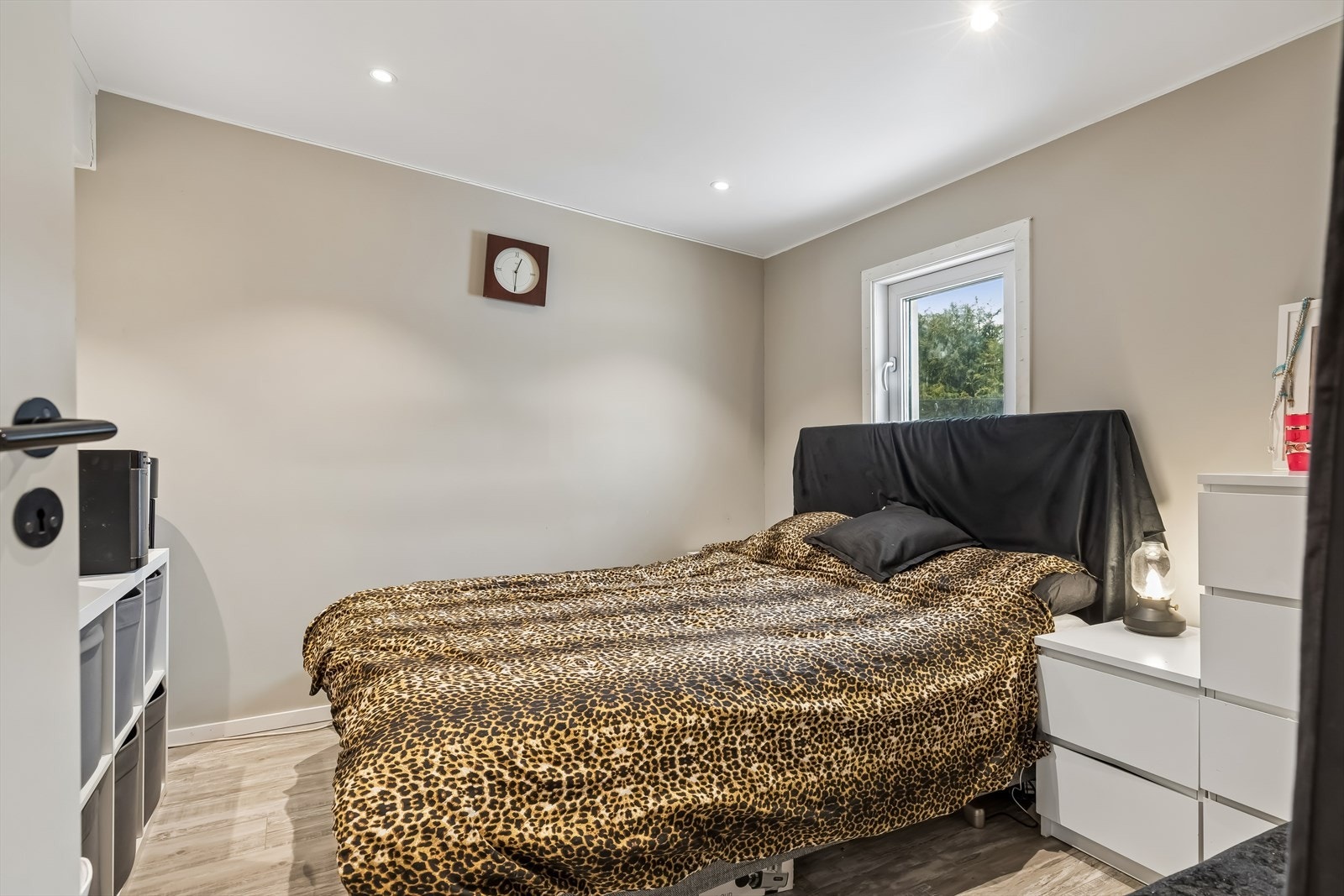 Ene soverom i første etasje er ikke godkjent til varig opphold iflg. byggetegninger. Galleribilde