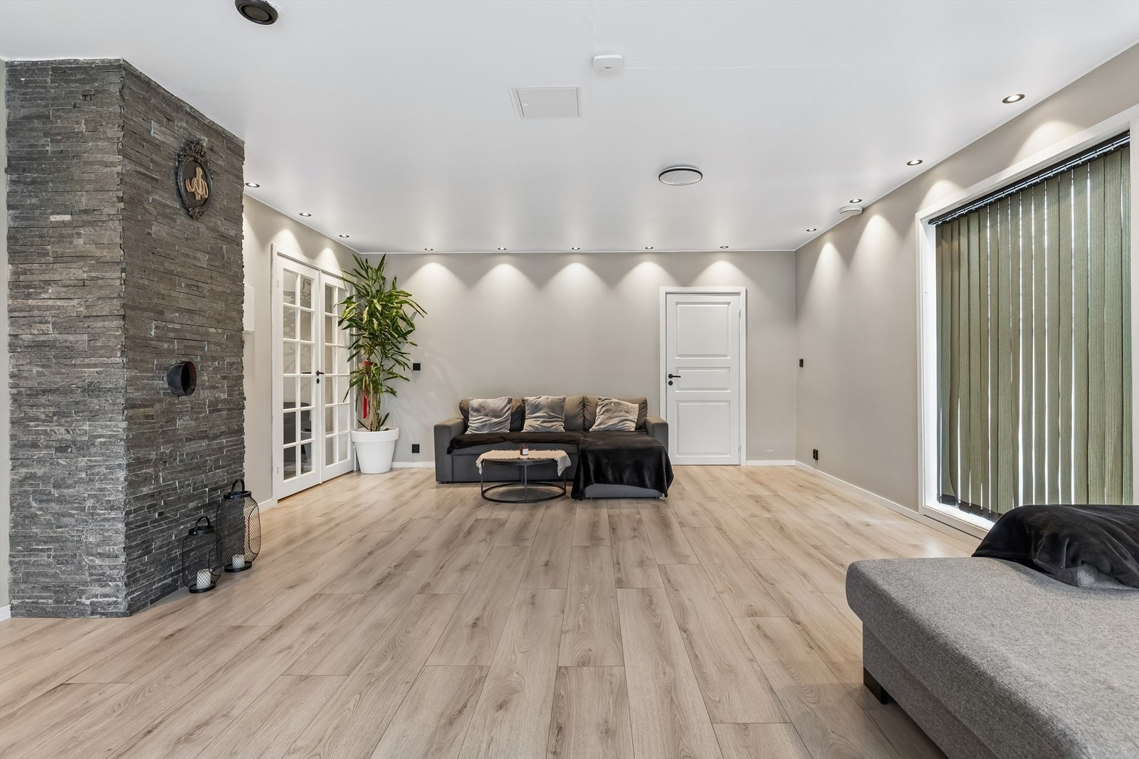 Fra stuen er det direkte utgang til en stor, sørvendt terrasse på 31 m². Galleribilde