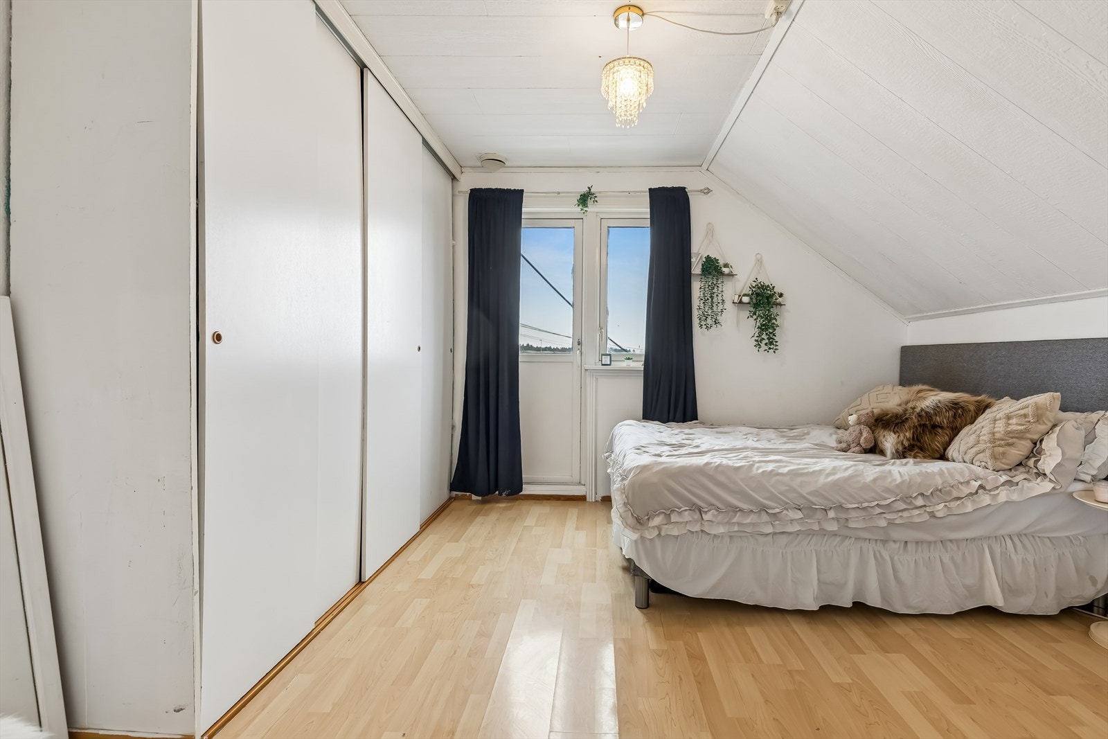 Fra dette soverommet i andre etasje er det utgang til en sørvendt balkong på 19 m². Galleribilde