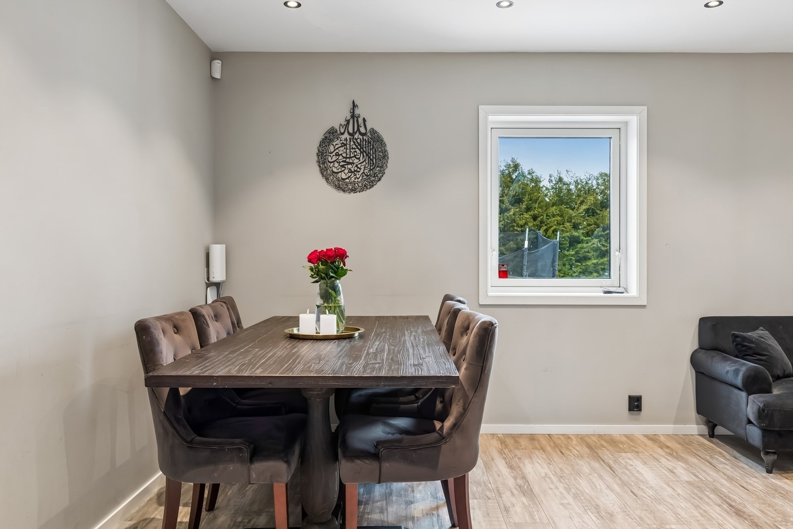 I tilknytning til stuen er det god plass for et spisebord for hyggelige måltider. Galleribilde