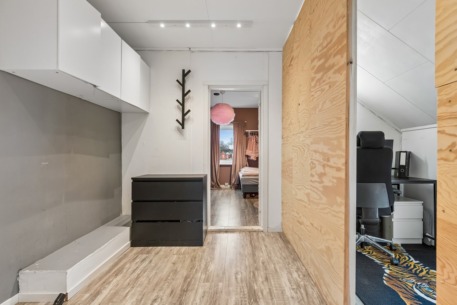 Mellomgang og kontor i 2. etasje Galleribilde