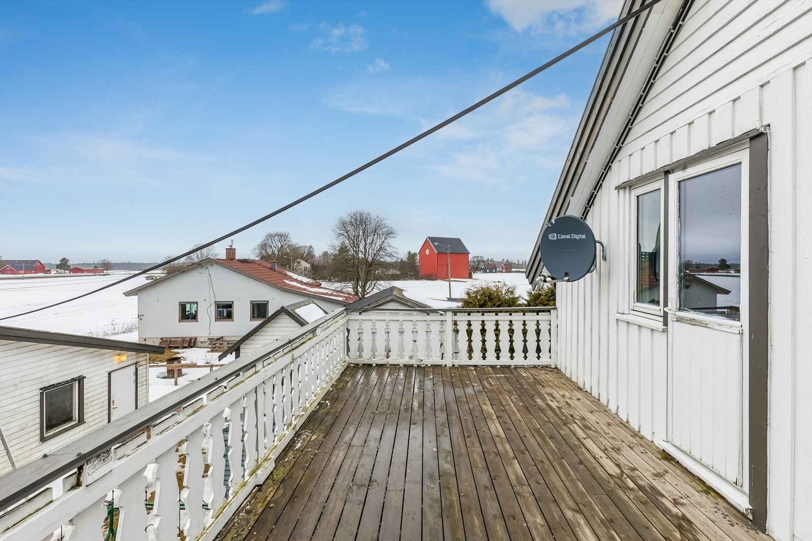 Balkongen i andre etasje er også sørvendt og måler 19 m², med god plass til en sittegruppe. Galleribilde