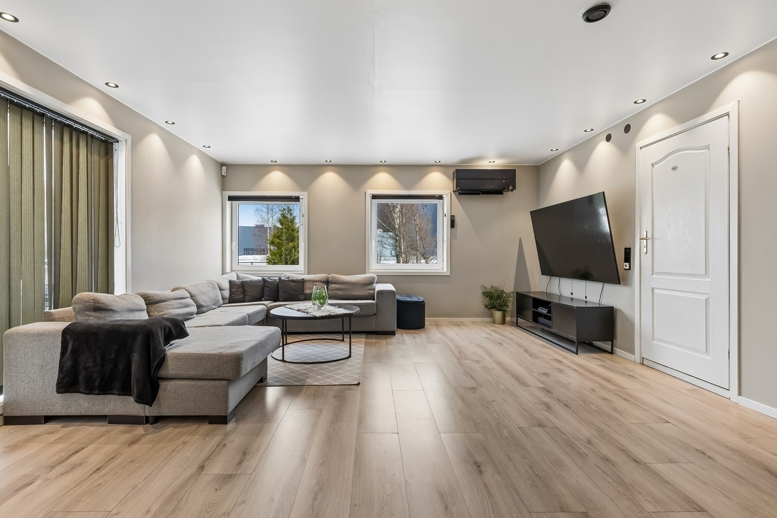 Gjennomgående laminatgulv og malte flater gir et helhetlig inntrykk i oppholdsrommene. Galleribilde