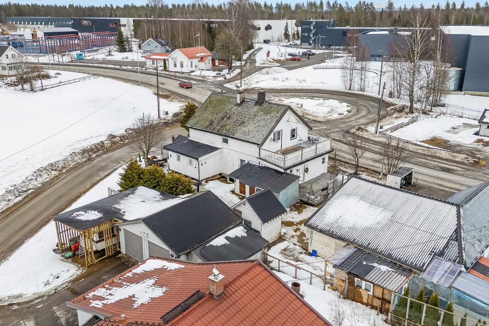 Eiendommen har en landlig, men svært sentral beliggenhet med kun 12 minutters kjøretur til Oslo Lufthavn Gardermoen. Galleribilde
