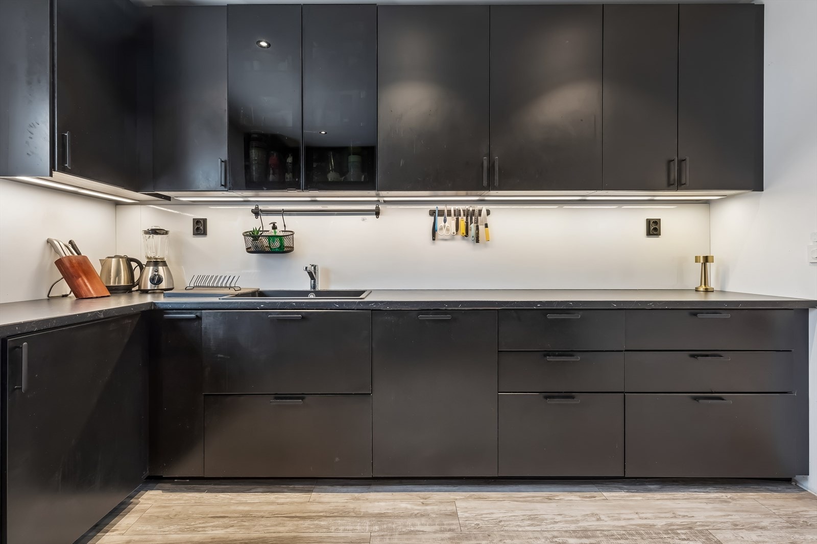 Kjøkkenet i hoveddelen har en praktisk U-form med rikelig skap- og benkeplass. Galleribilde